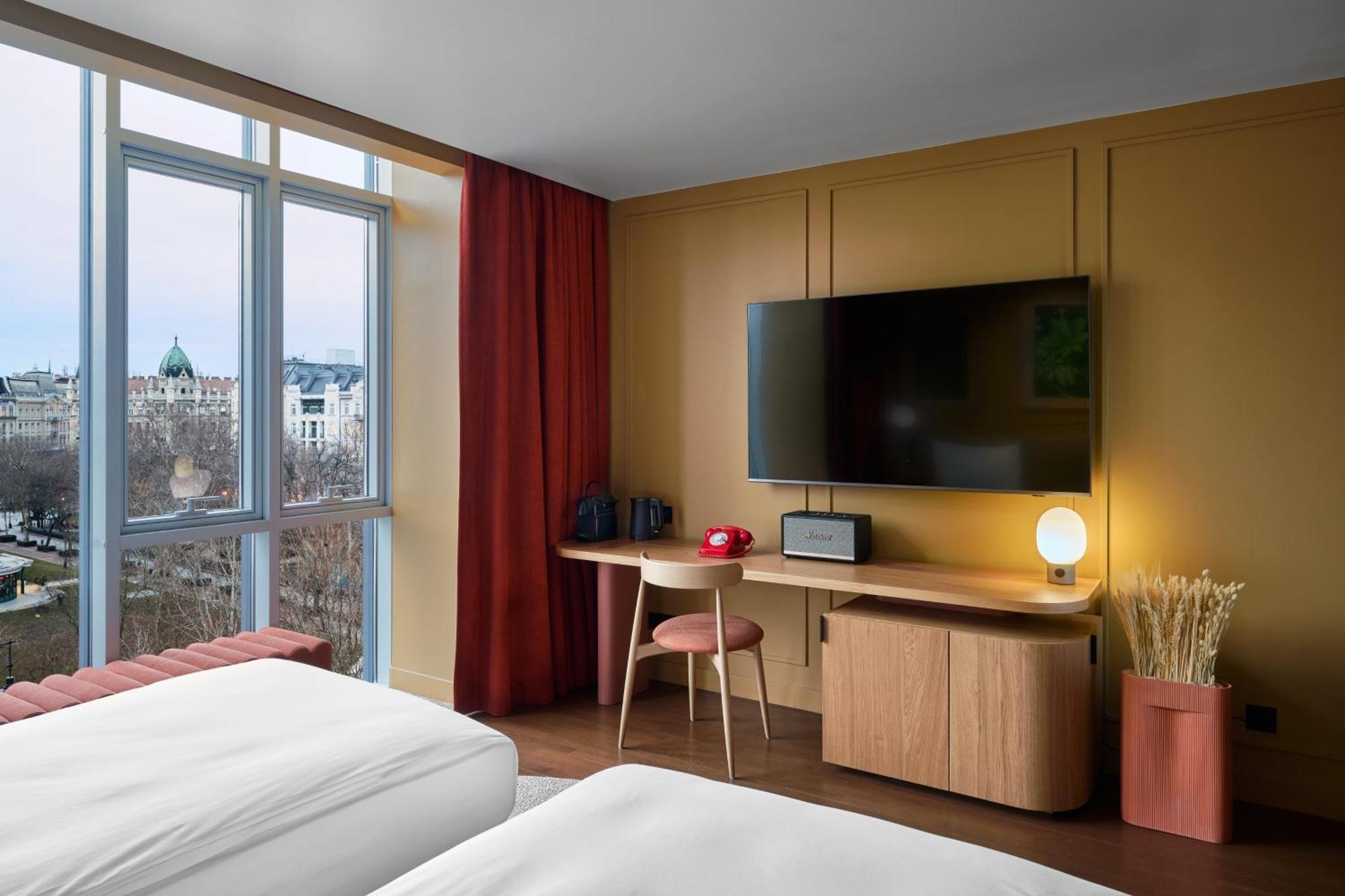 Deluxe King Room City View