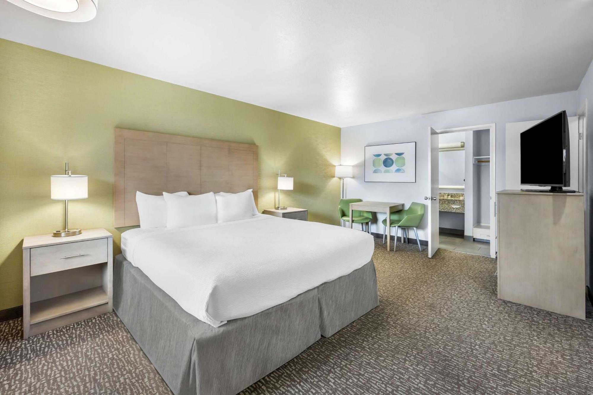 King Suite with Sofa Bed, Spa Bath and Wet Bar - Non-Smoking,1630893724:JPEG