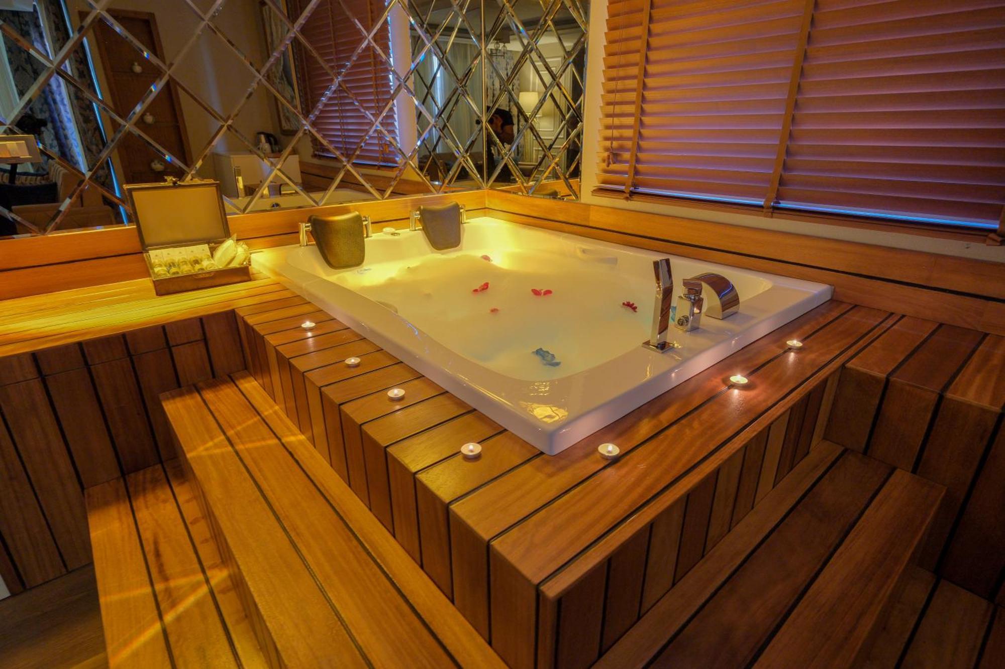Deluxe King Suite
