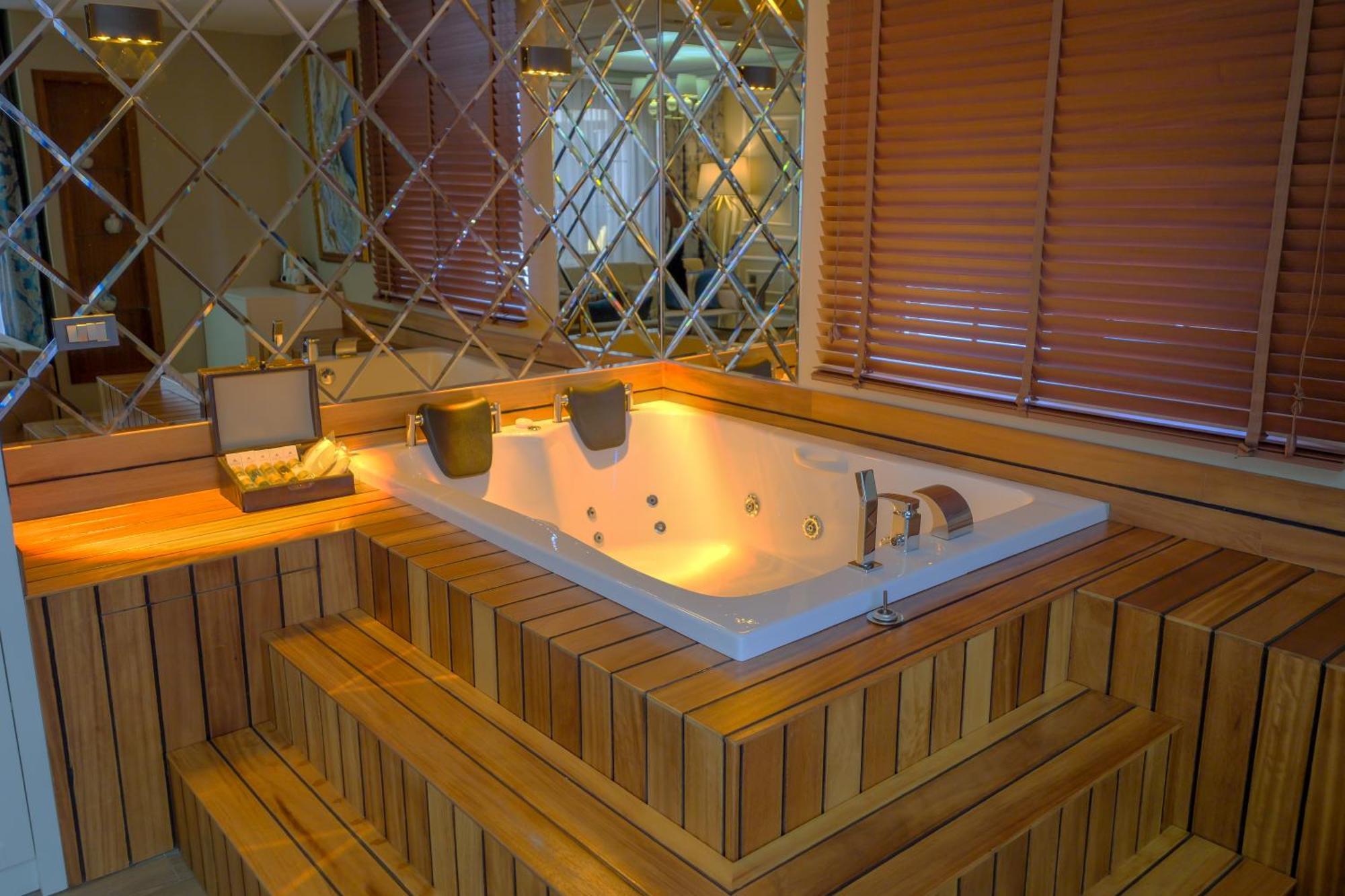 Deluxe King Suite