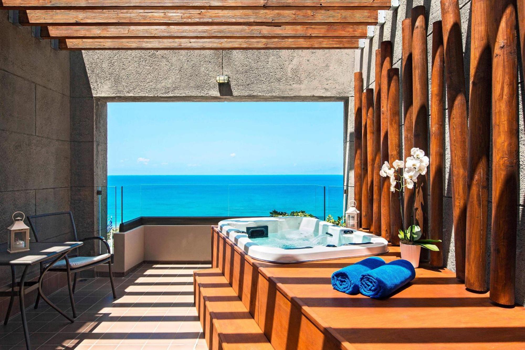 Aqua Deluxe Zimmer mit Kingsize-Bett, Whirlpool und Meerblick