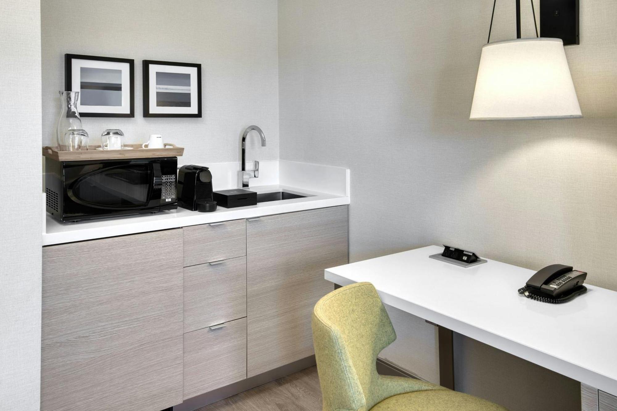Executive Suite,1643138303:JPEG