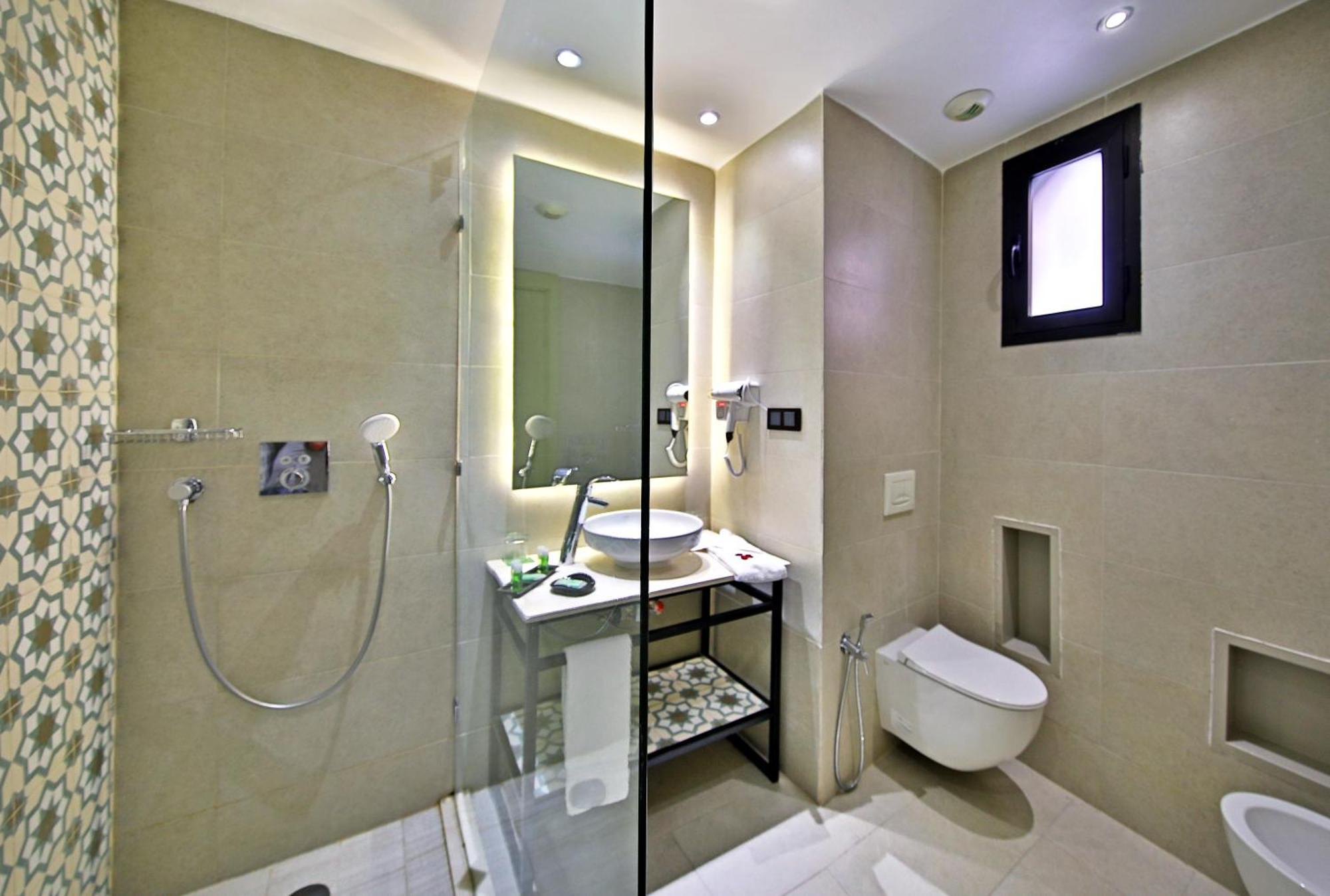 Suite Junior, cama extragrande, vistas al jardín