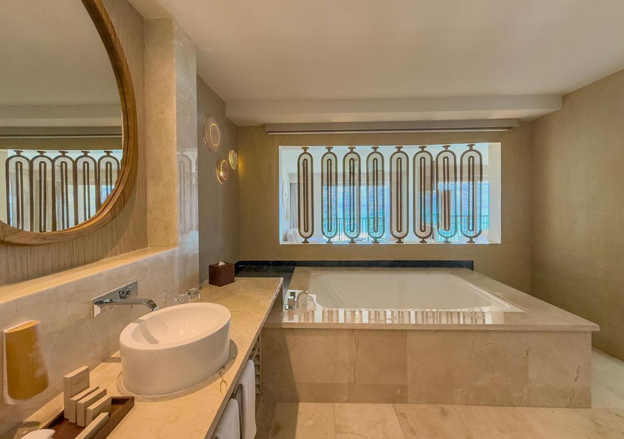 Royal Master Suite Jacuzzi