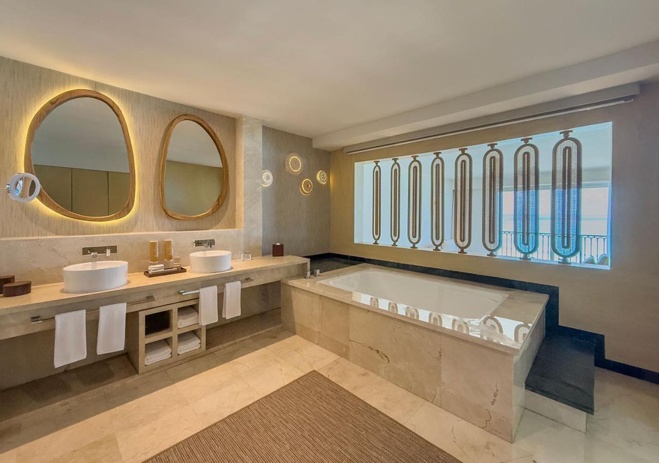 Royal Master Suite Jacuzzi