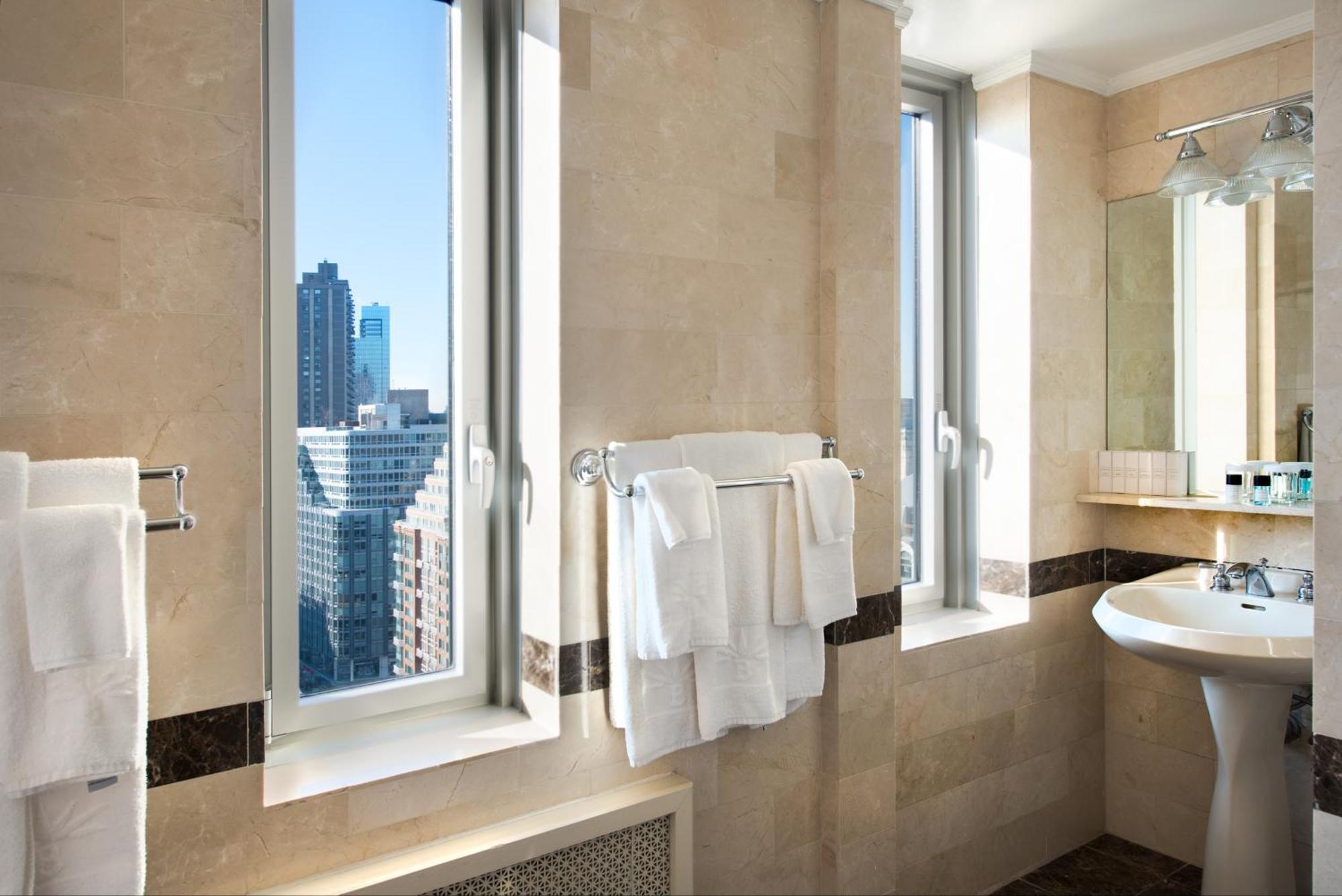Deluxe One-Bedroom Queen Suite with View,1214108992:JPEG