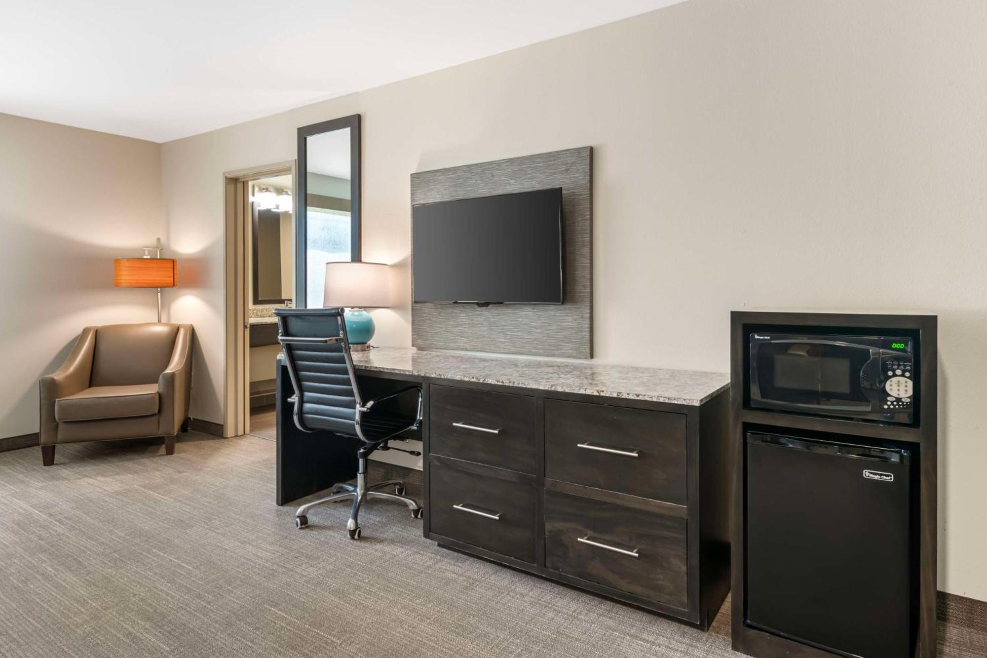 King Suite with Sofa Bed,1660338138:JPEG