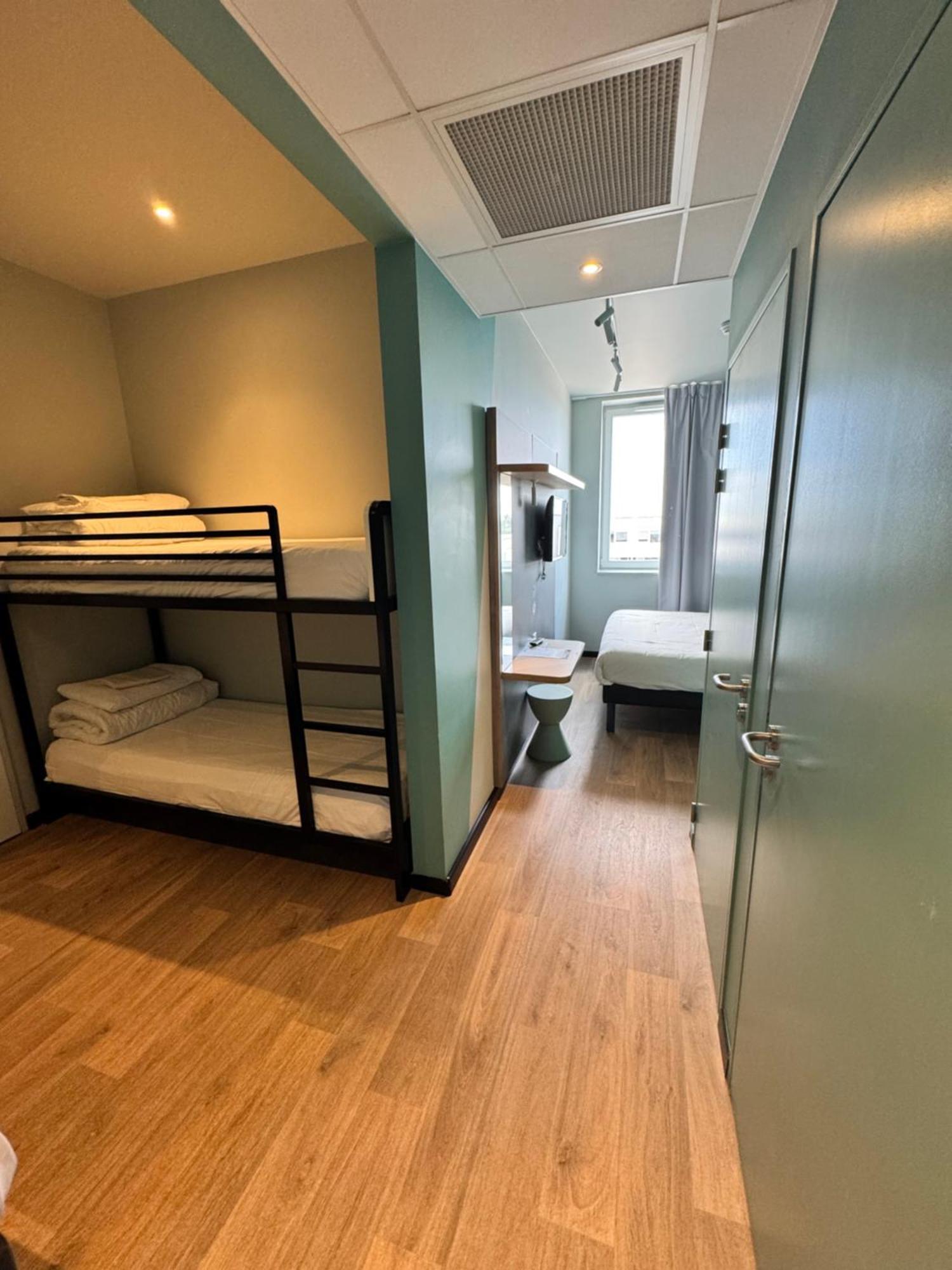 Chambre avec 1 Lit Double et 2 Lits Jumeaux