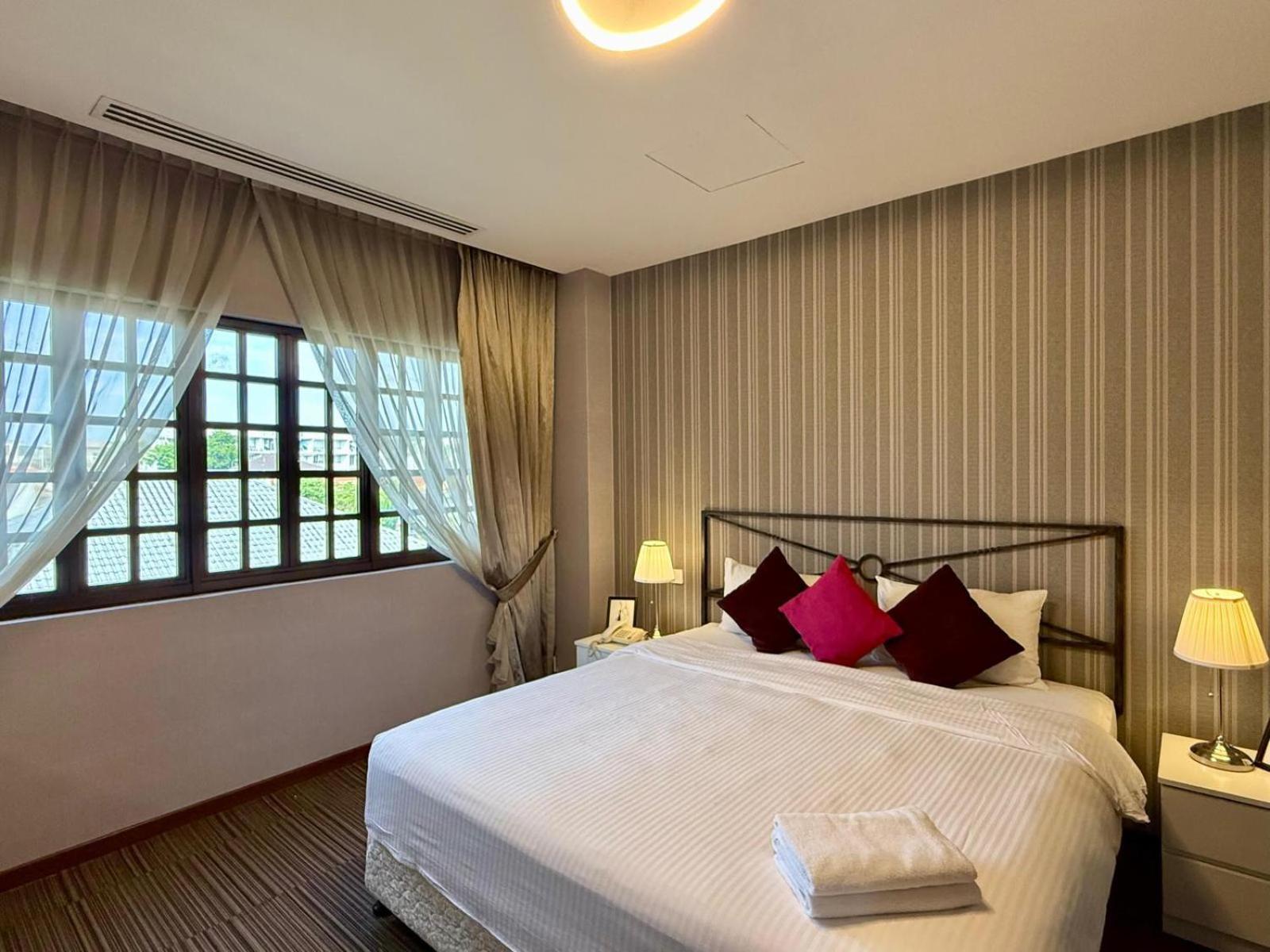Deluxe One-Bedroom Apartment
