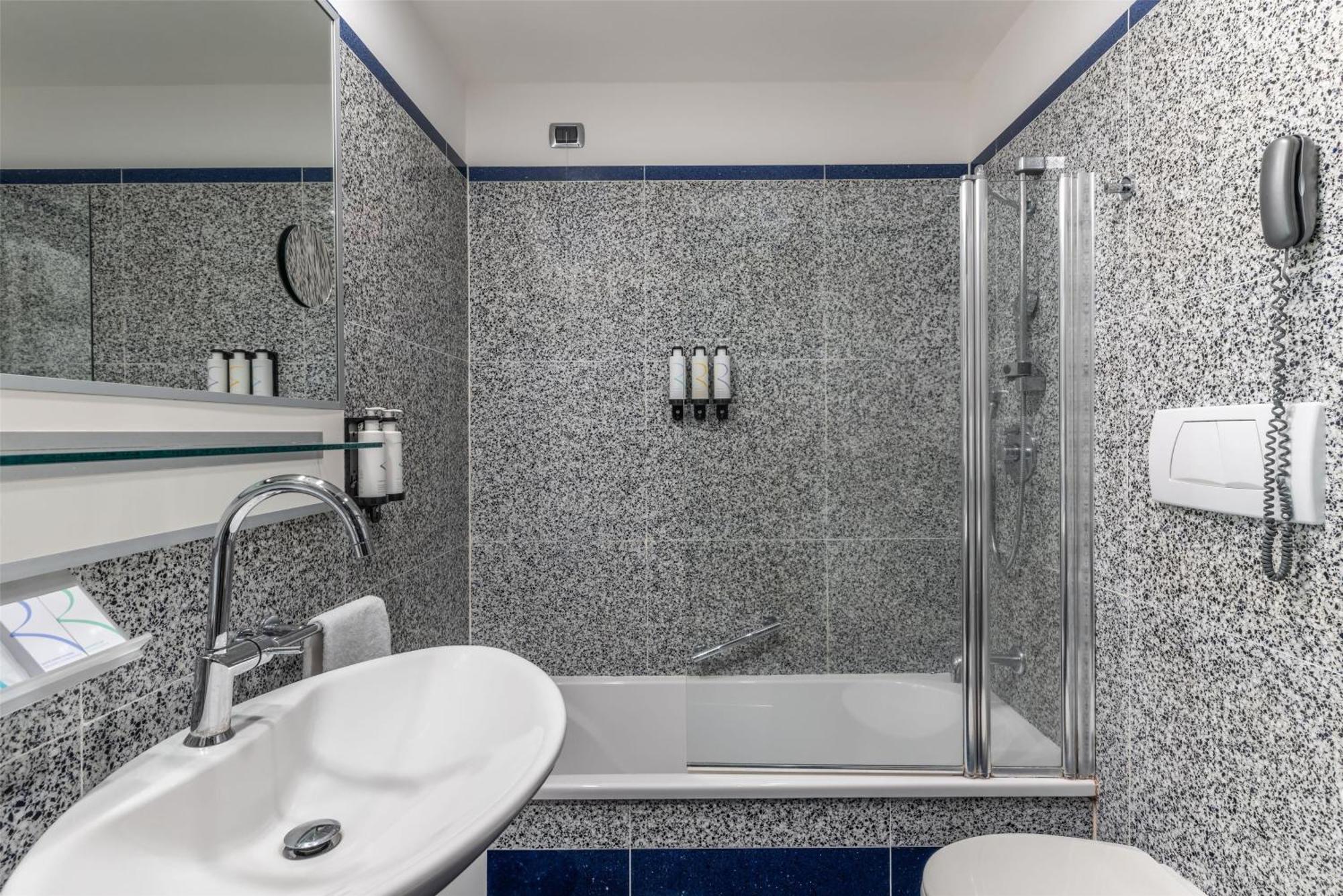 Quarto Duplo Pequeno com Cama de Corpo e Meio