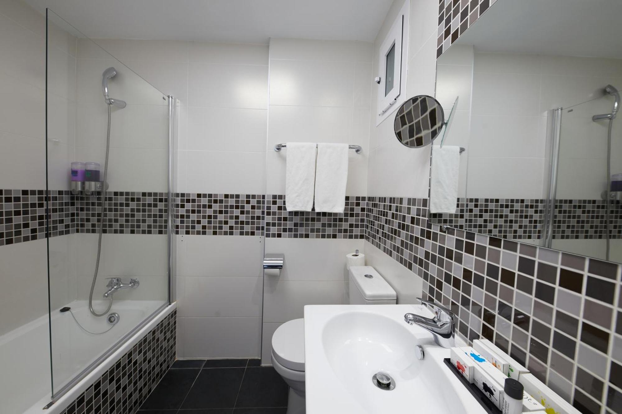 Tweepersoonskamer met 1 of 2 Bedden en Balkon (2 Volwassenen + 1 Kind)