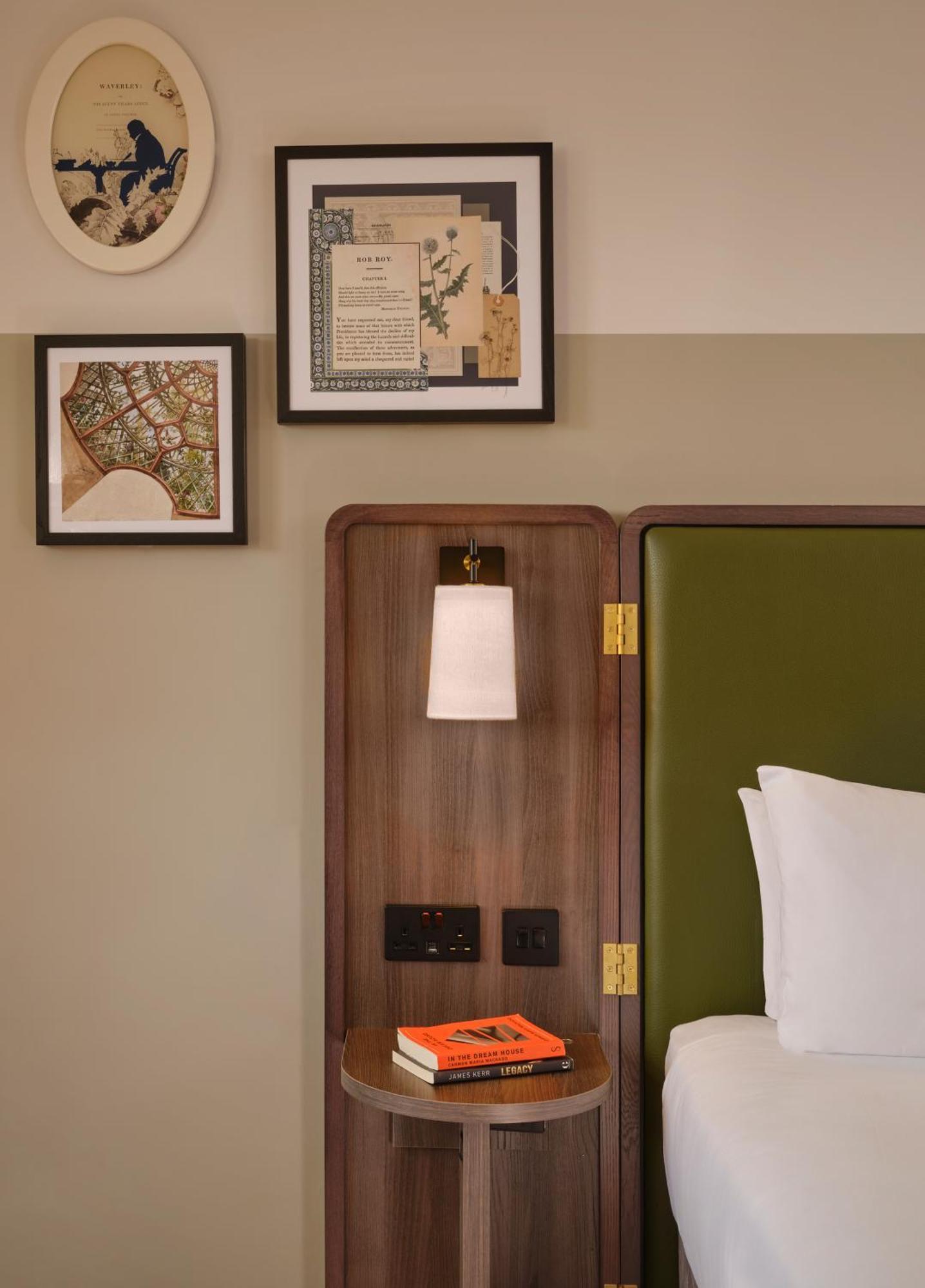 Classic Room 1 Queen Size Bed & 1 Single Bed,1704838062:JPEG