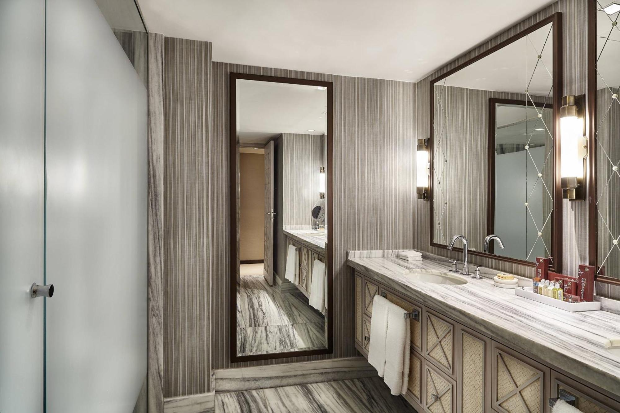 Club lounge access Vice Presidential Suite 1 King Balcony