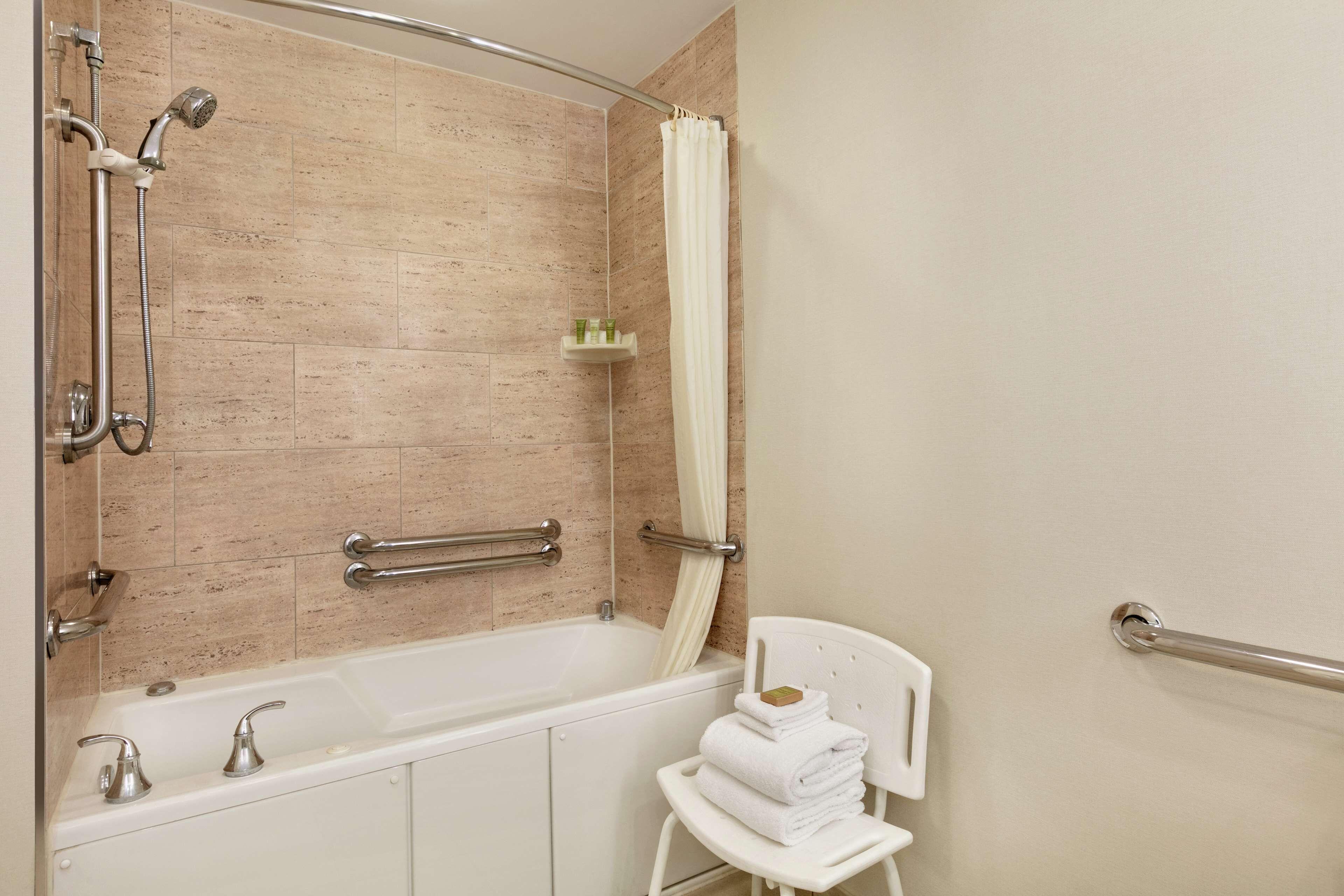 Queen Suite Tub Mobility Accessible Oceanfront