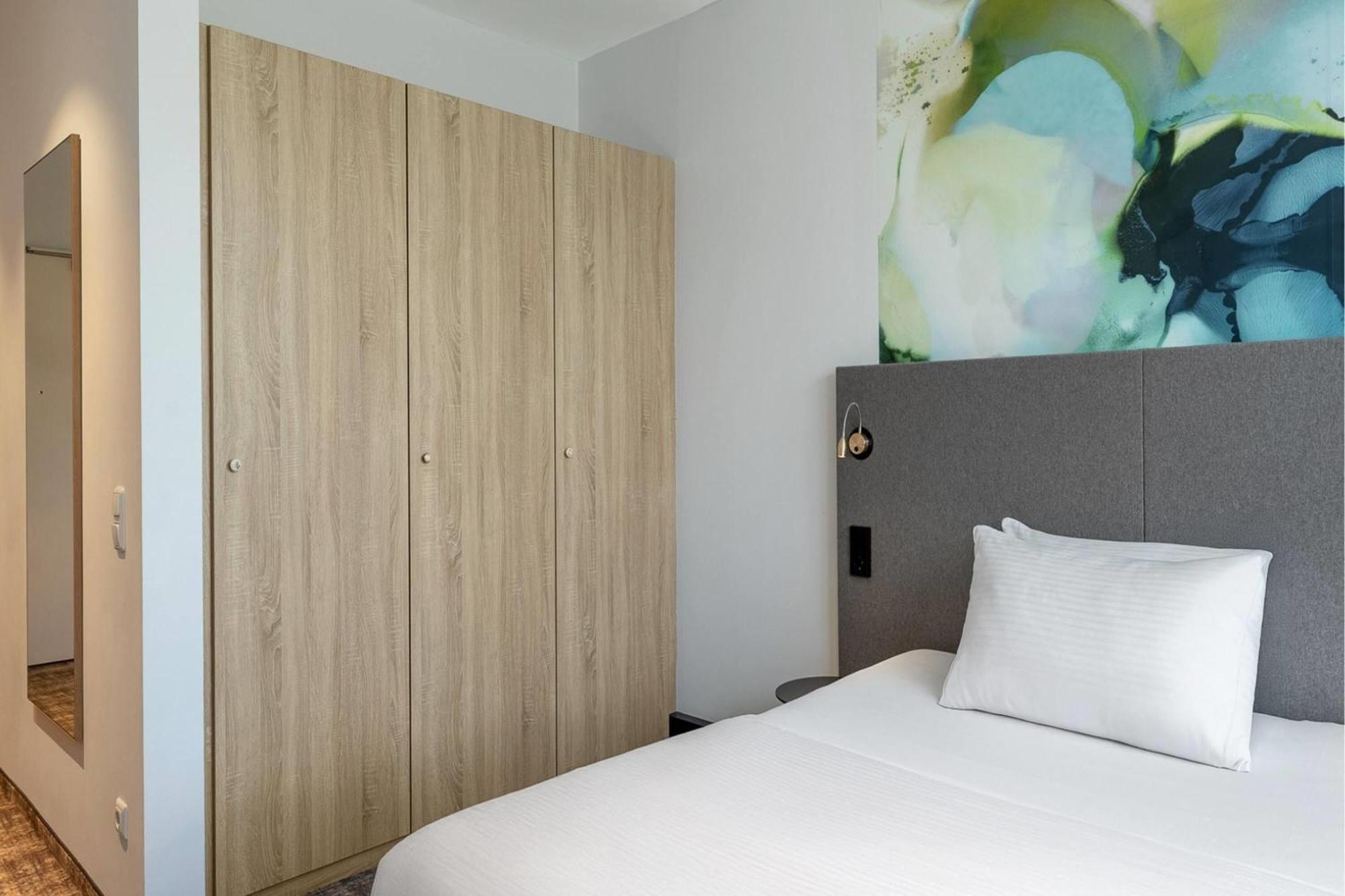 Superior Single Room 1 Queen Bed Non-Smoking,1708285052:JPEG