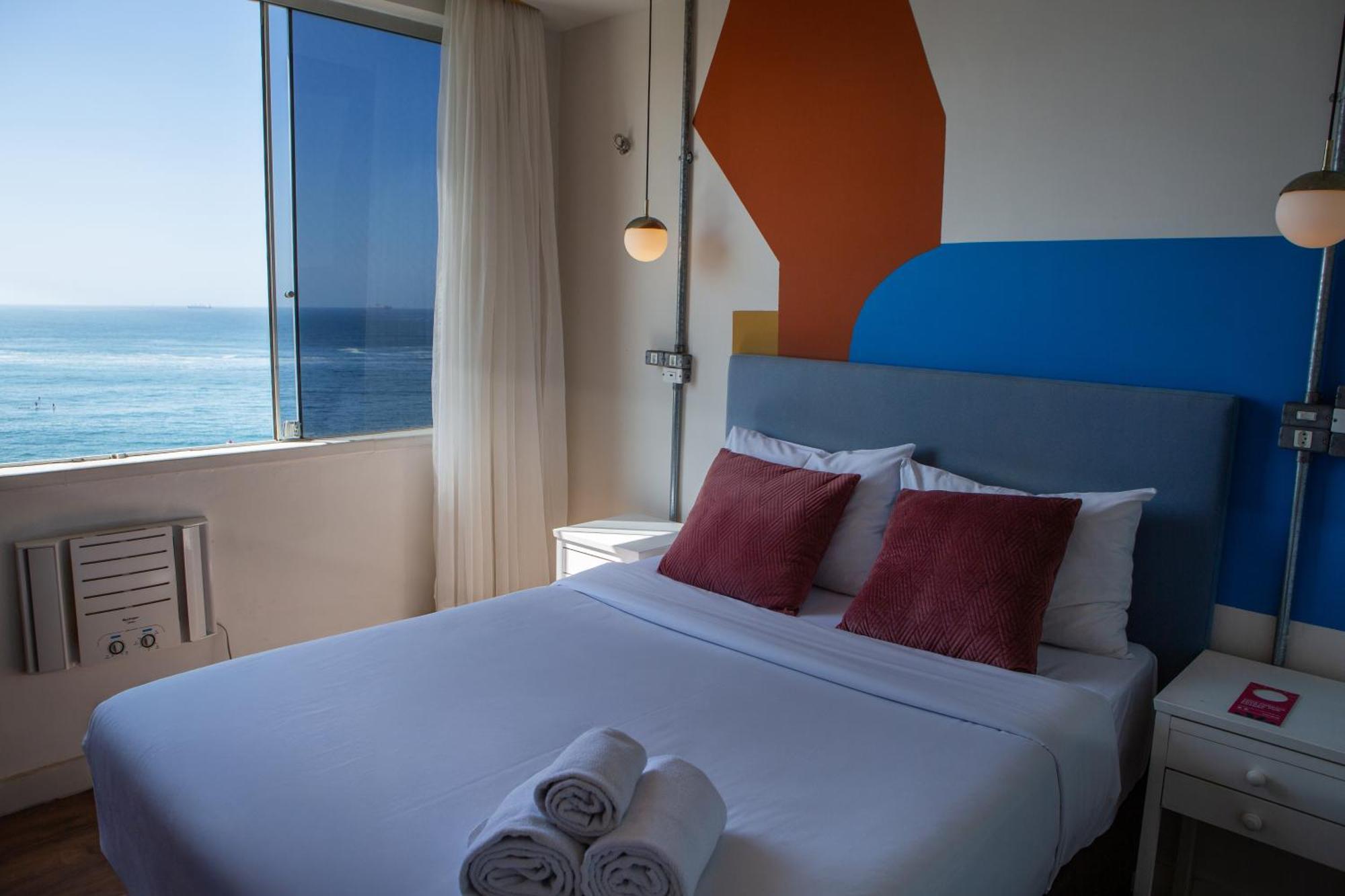 Quarto Compacto com Banheiro Compartilhado e Vista do Mar