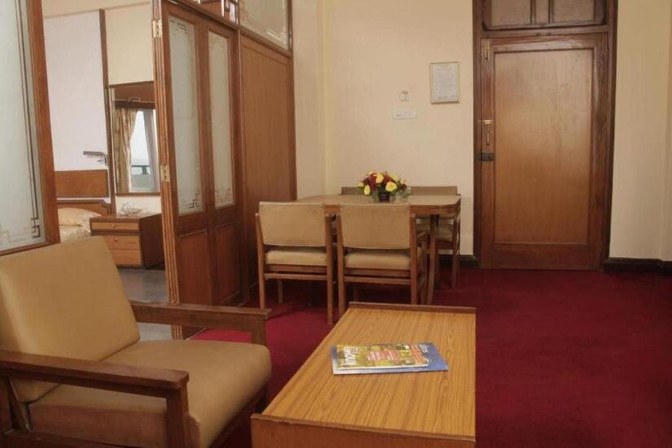 Queen’s Necklace Suite
