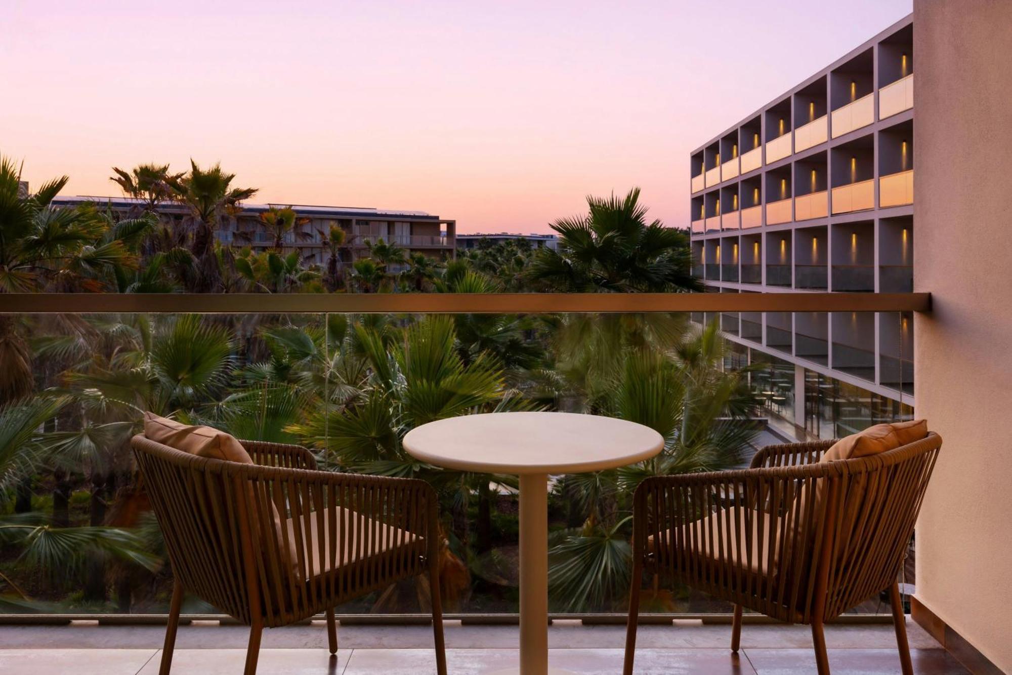 Deluxe Twin Room Balcony Resort View