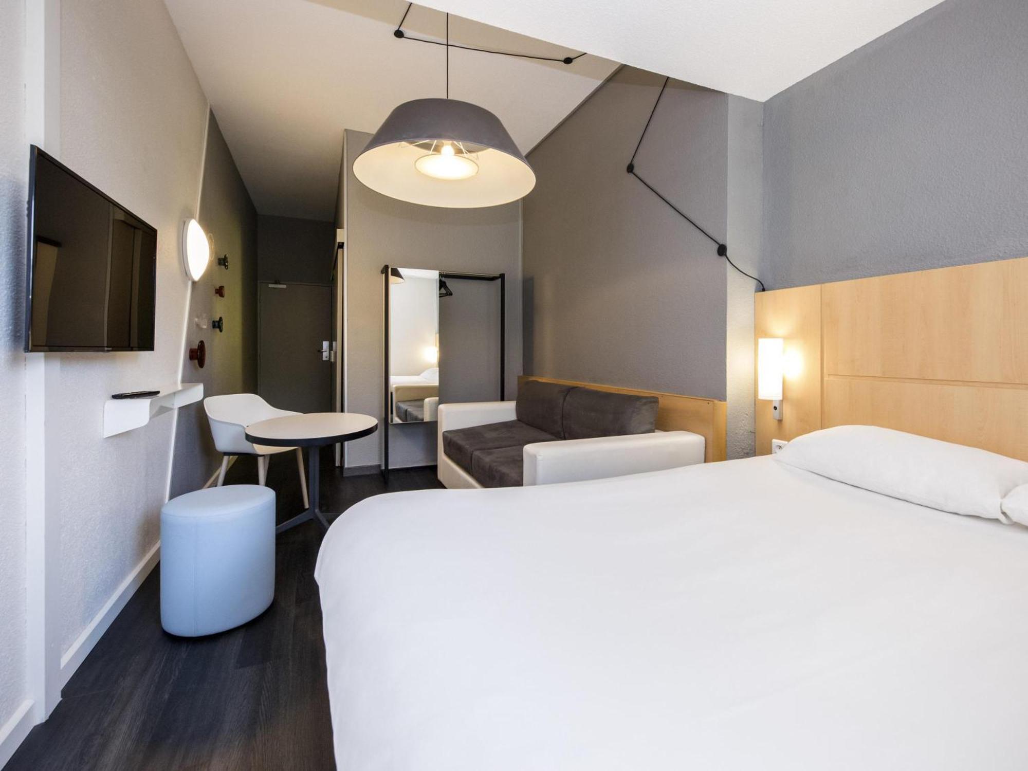 Chambre Standard avec 1 Lit Double et 2 Lits Simples