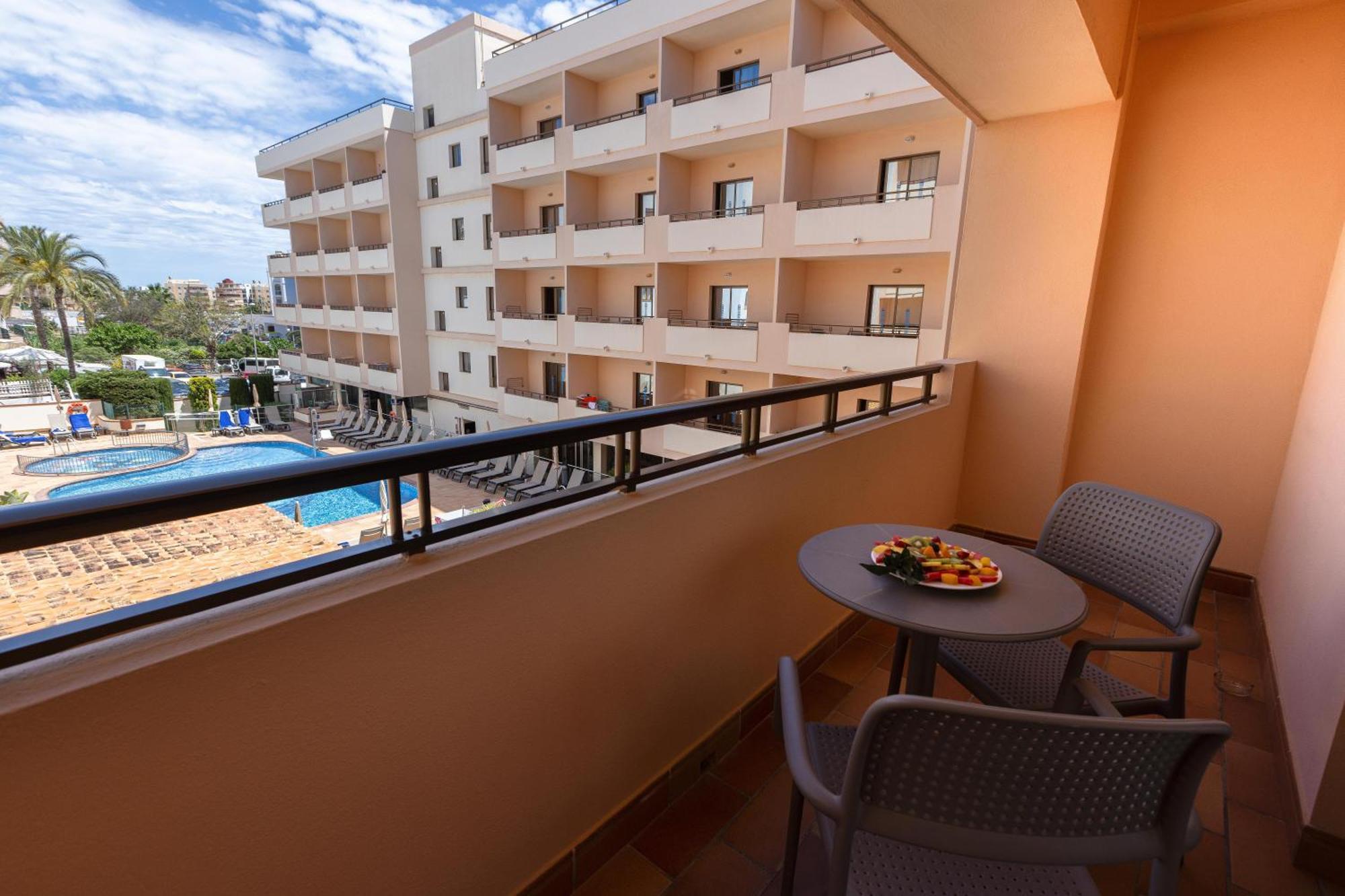 Quarto Twin com Vista Piscina