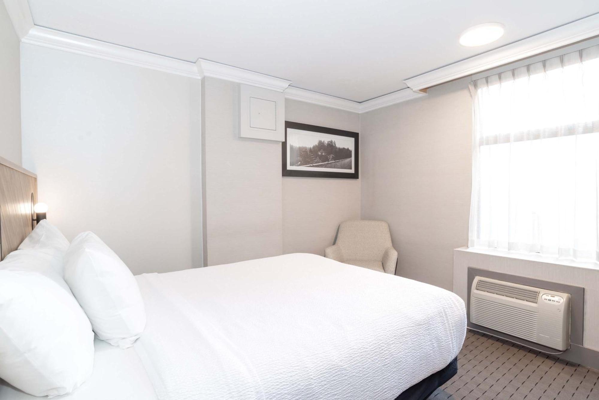 Standard Room 1 Queen Bed South Tower