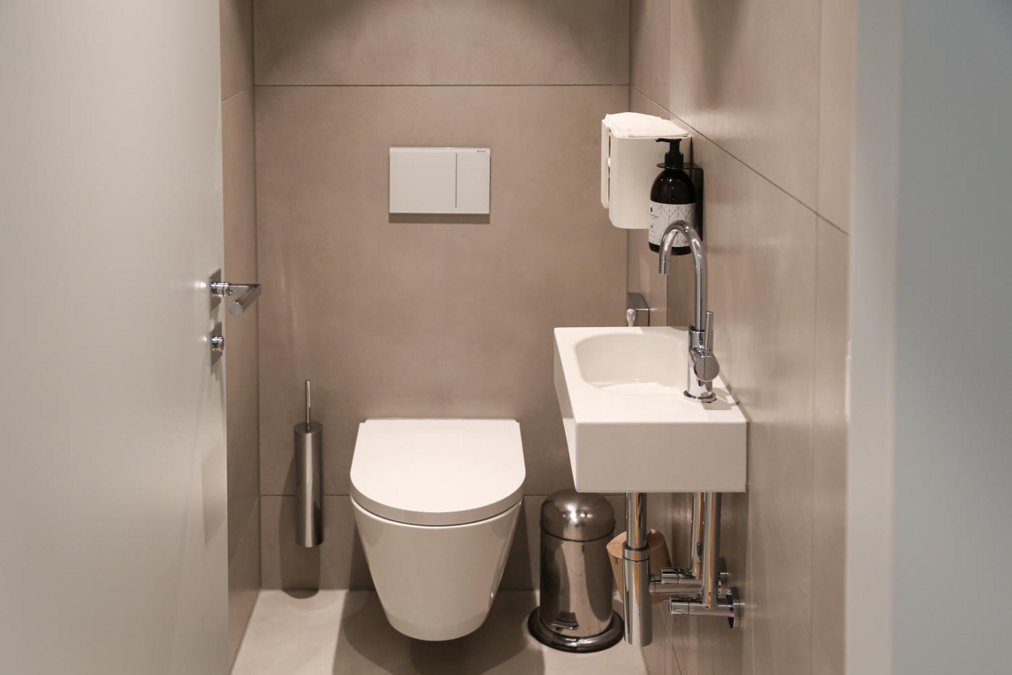 Private 6-Bed Room