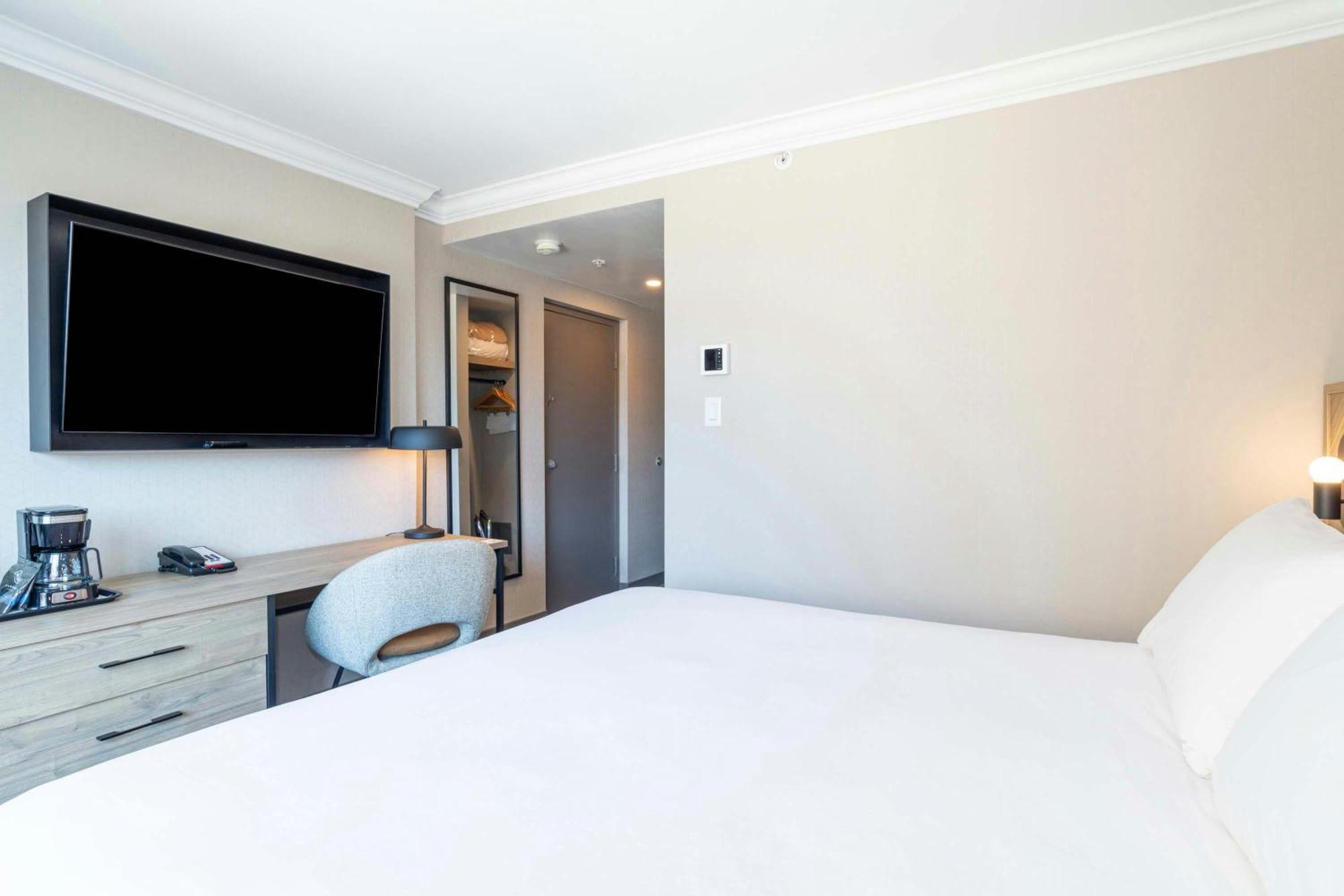 Standard Room 1 King Bed North Tower