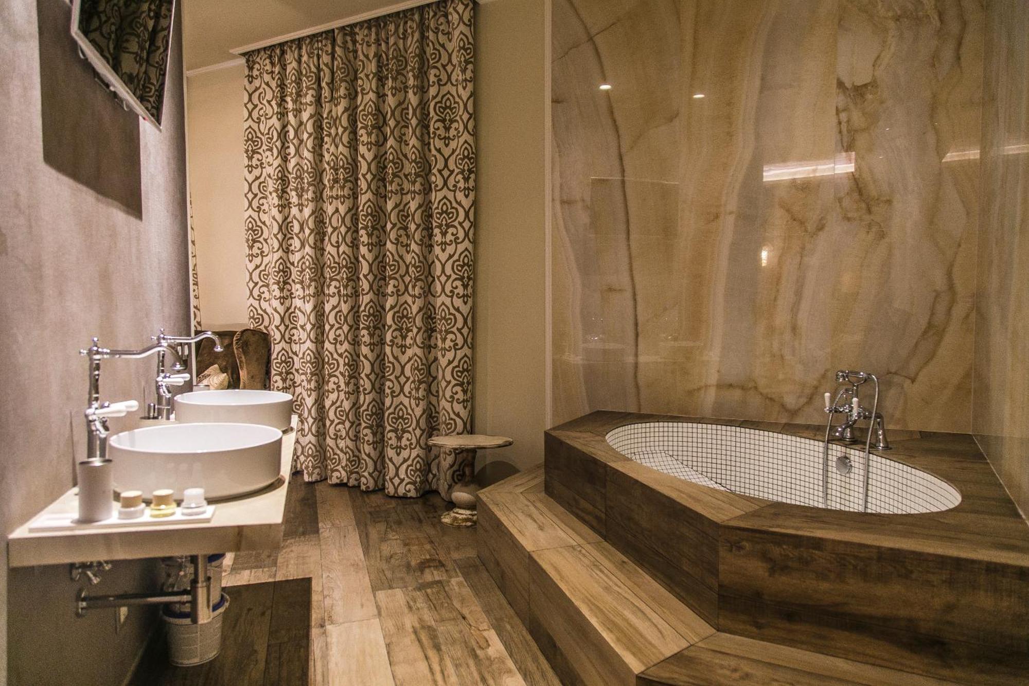King Suite Spa Bath