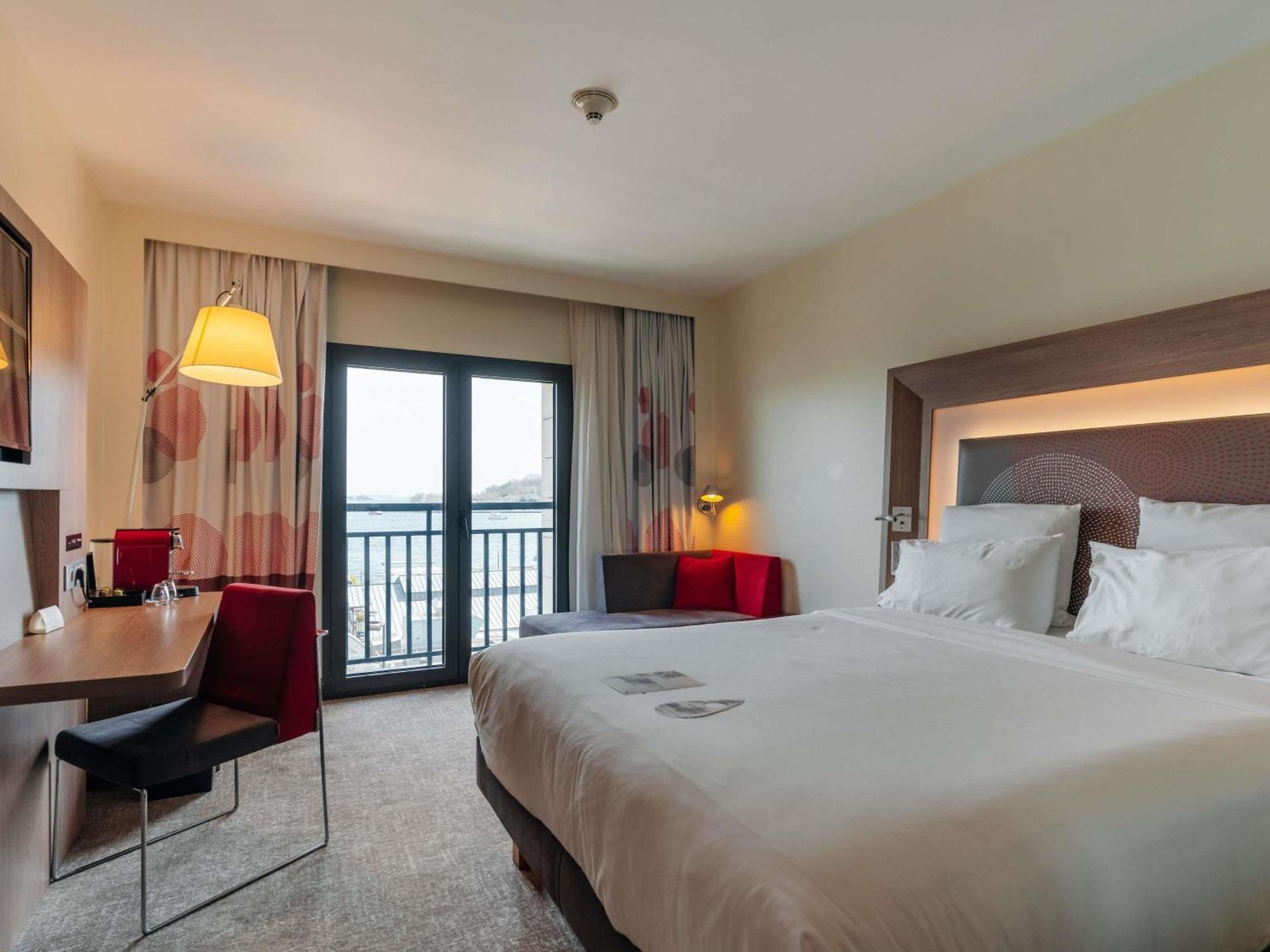 Executive Queen Room Sofa Bed Sea View