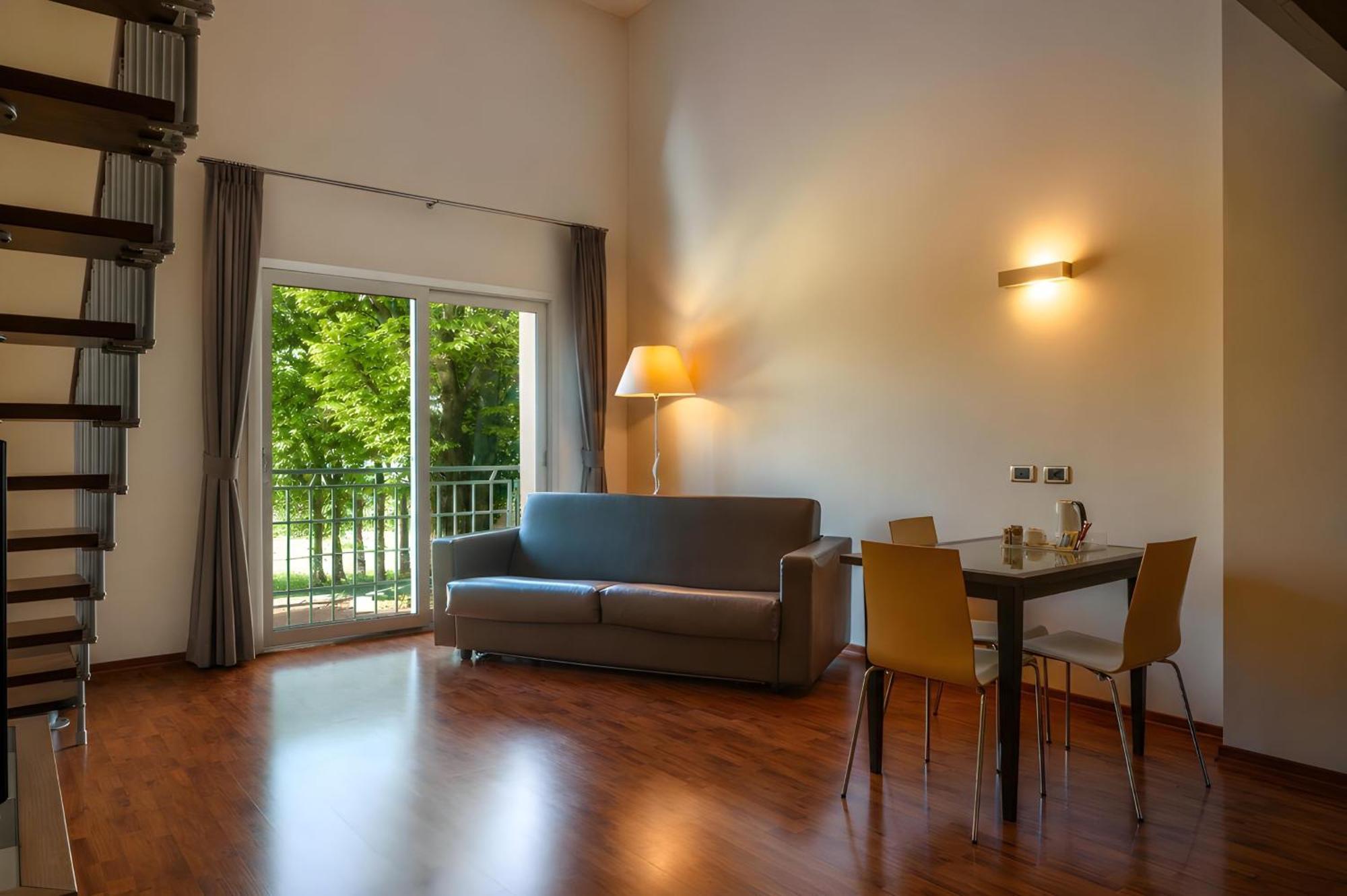 Two-Level Superior Queen Suite with Spa Bath - Non-Smoking