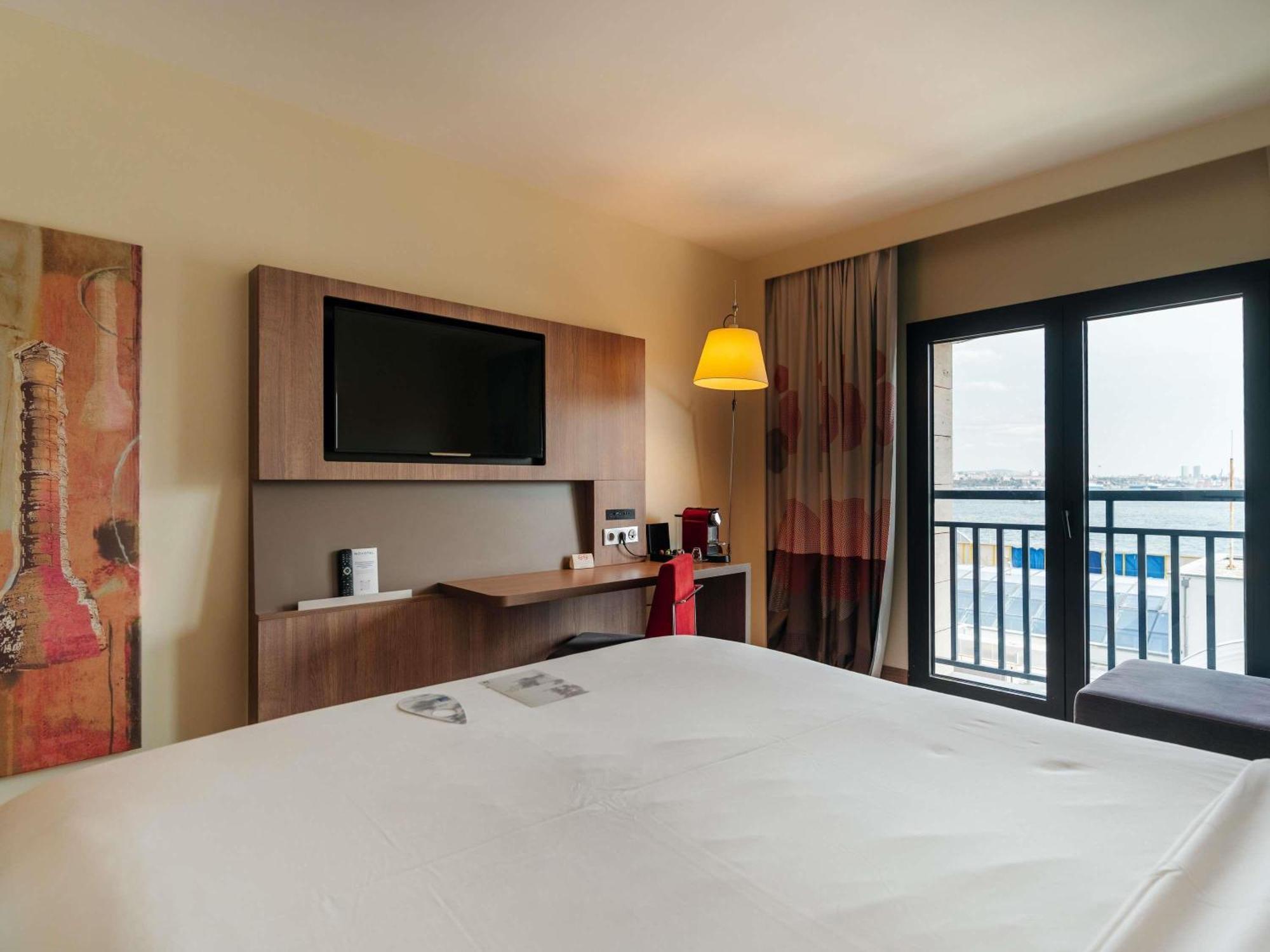 Executive Queen Room Sofa Bed Sea View