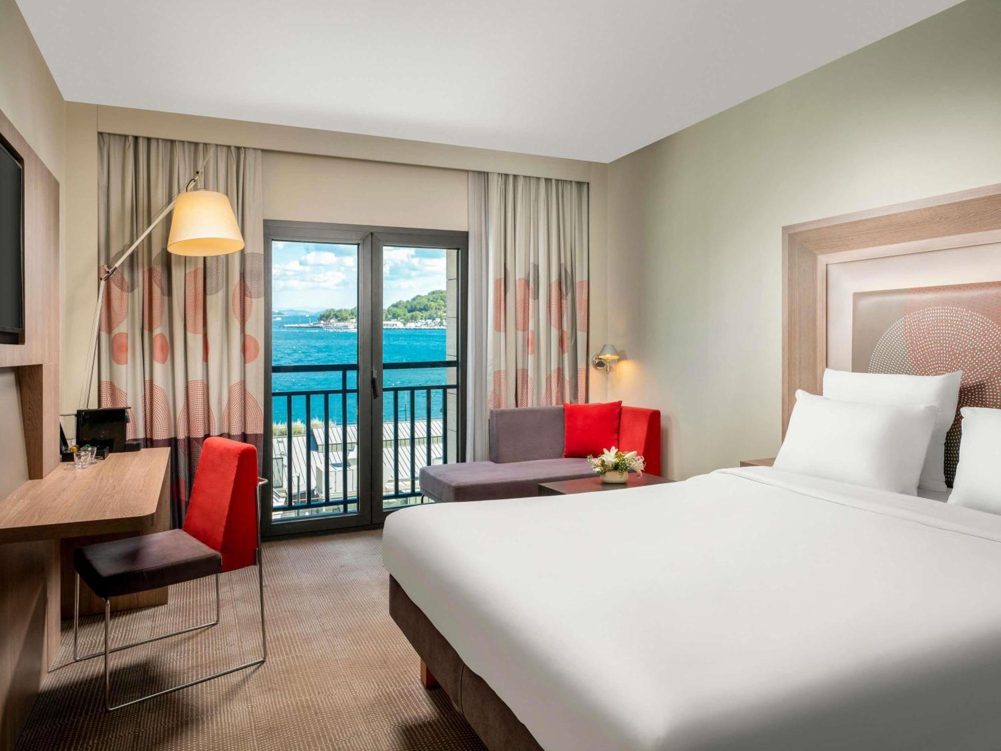 Executive Queen Room Sofa Bed Sea View