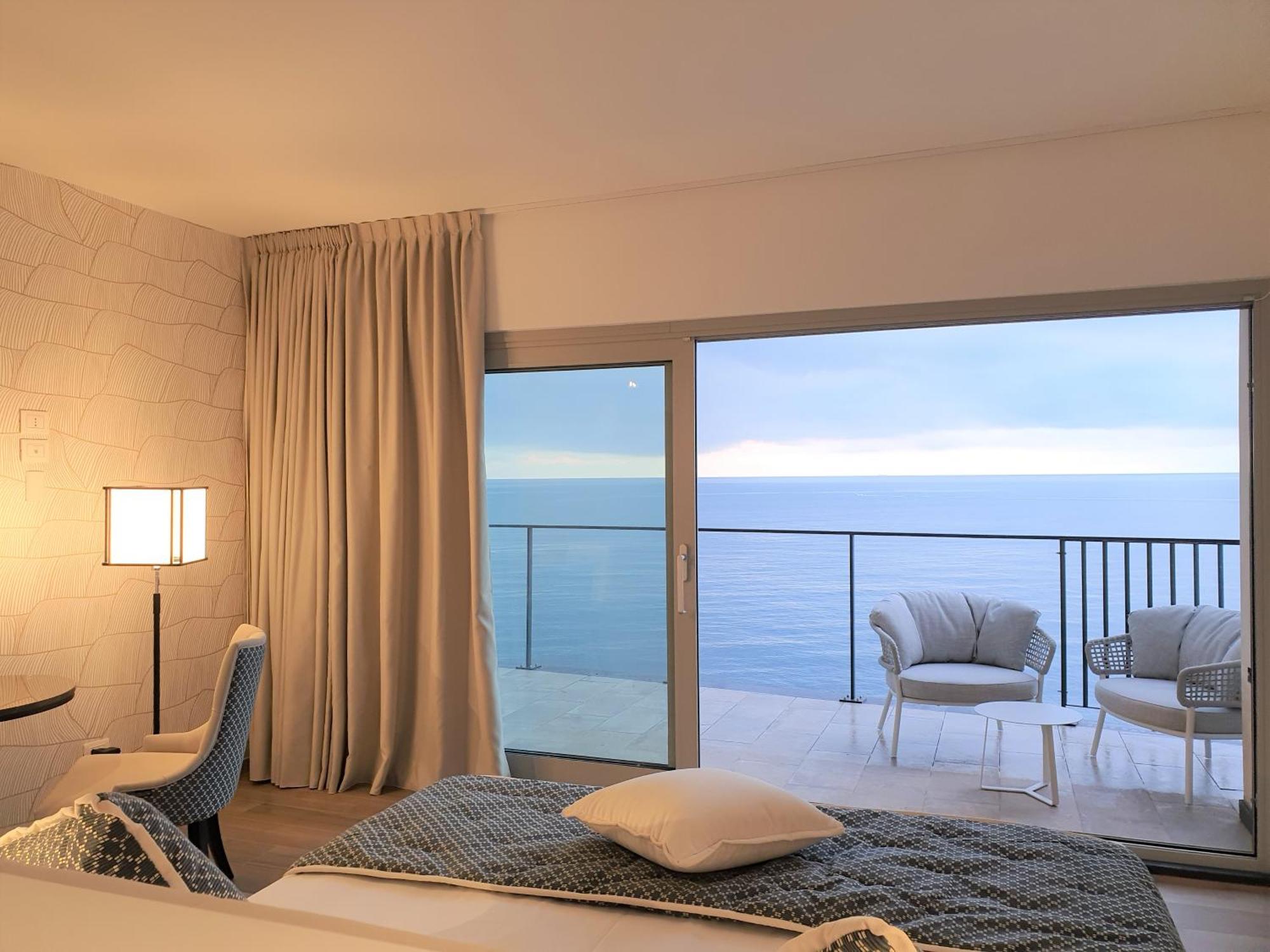 Junior Queen Suite with Terrace and Sea View - Non-Smoking