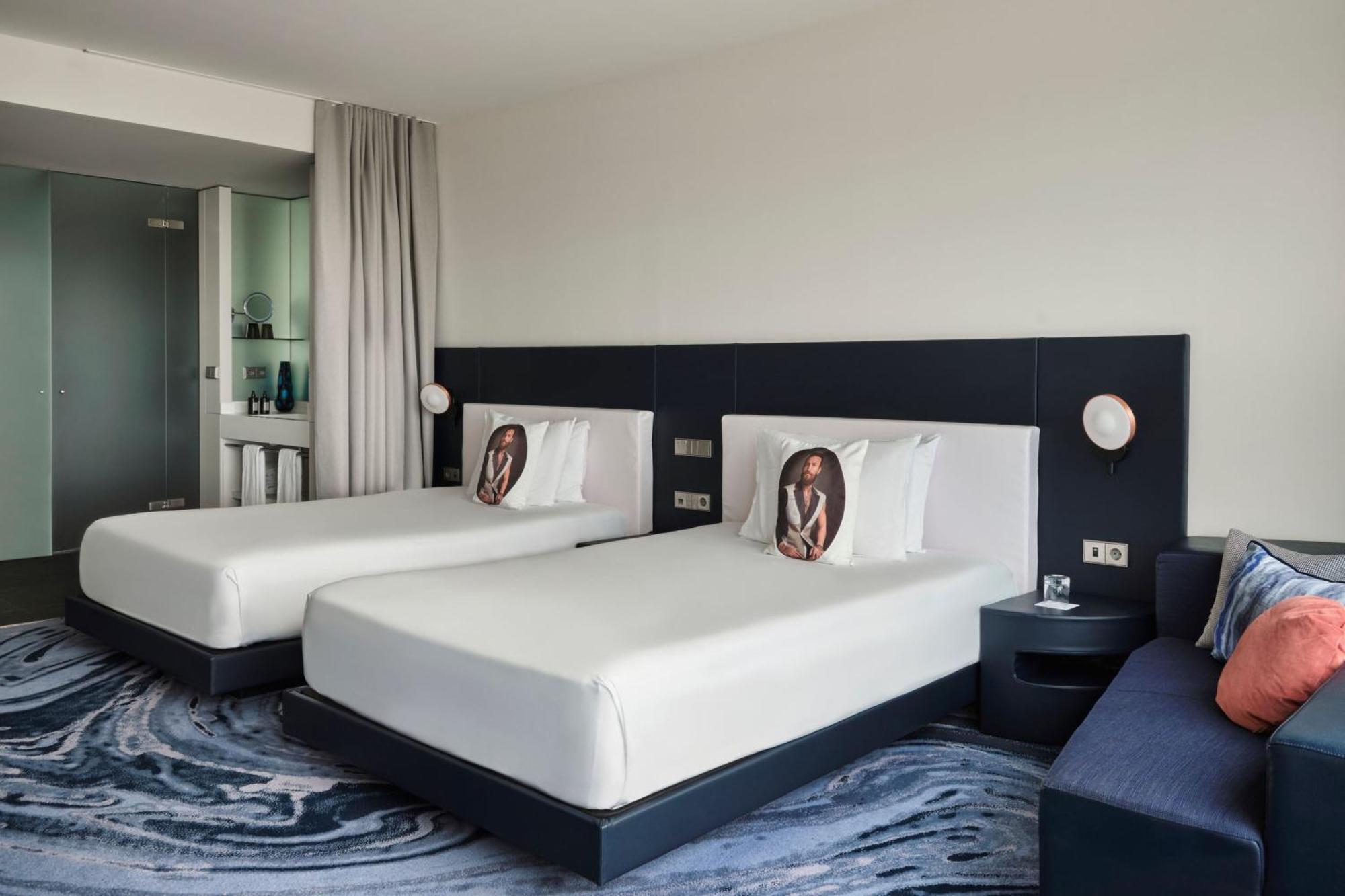 Superior Sky Twin Room Two Twin Beds Skyline View
