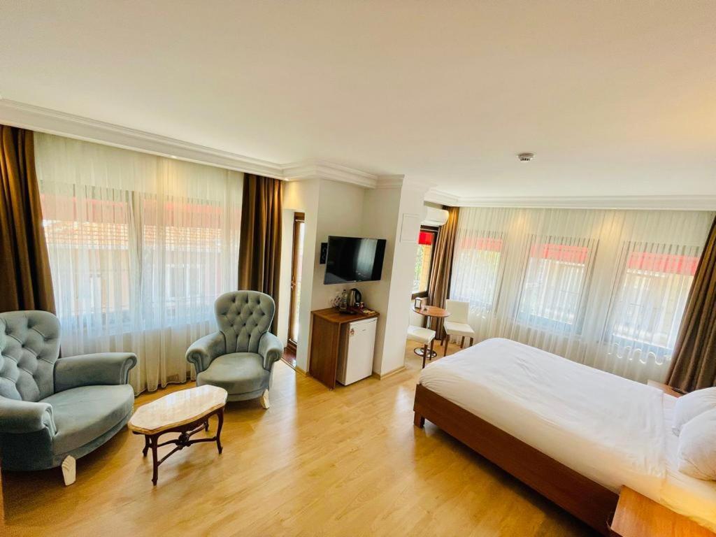 Double or Twin Room Partial Sea View