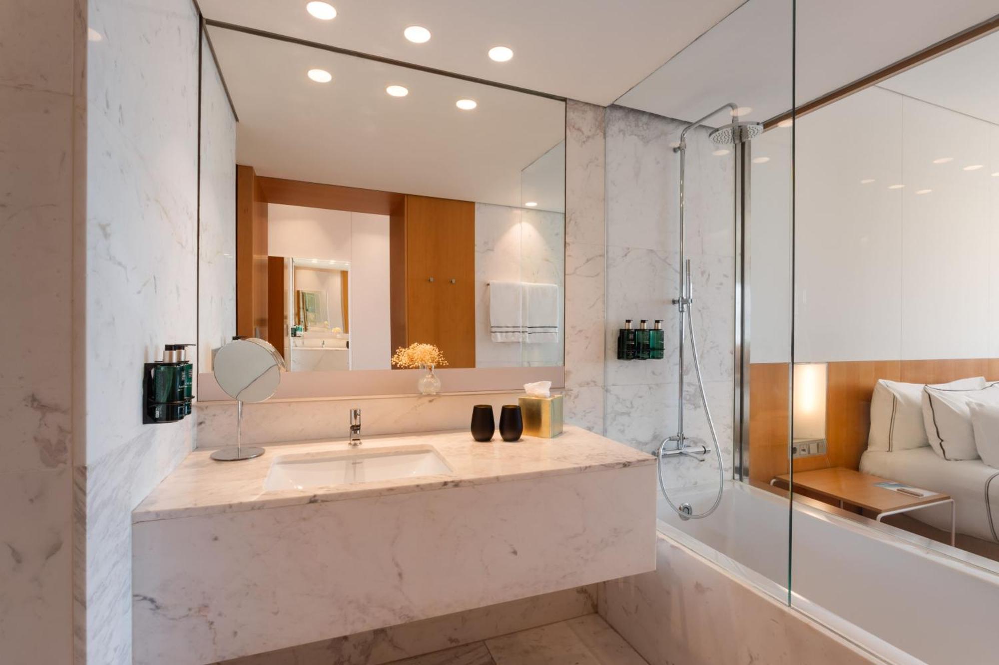 Double or Twin Room Sea View The Level