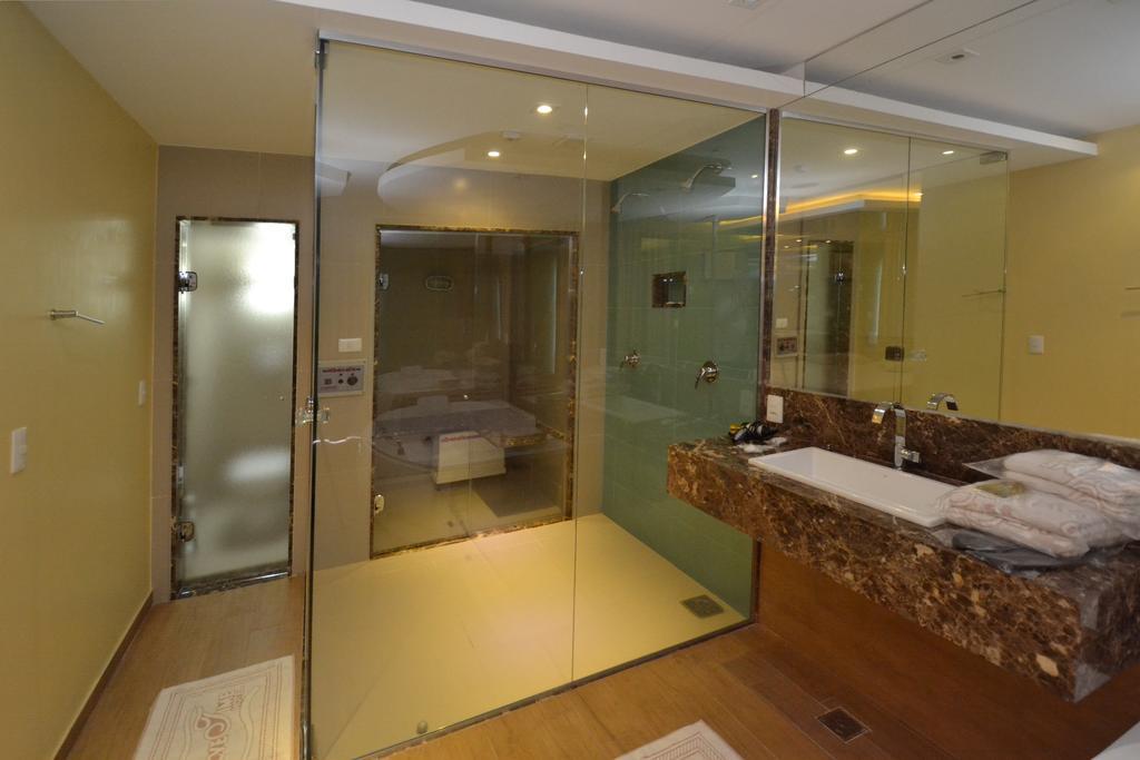 Luxury Suite Spa Bath Sauna,189771598:JPEG