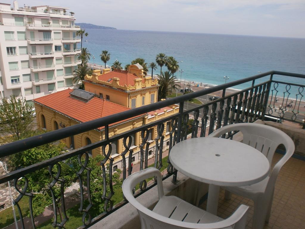 Camera Matrimoniale con Balcone e Vista Mare