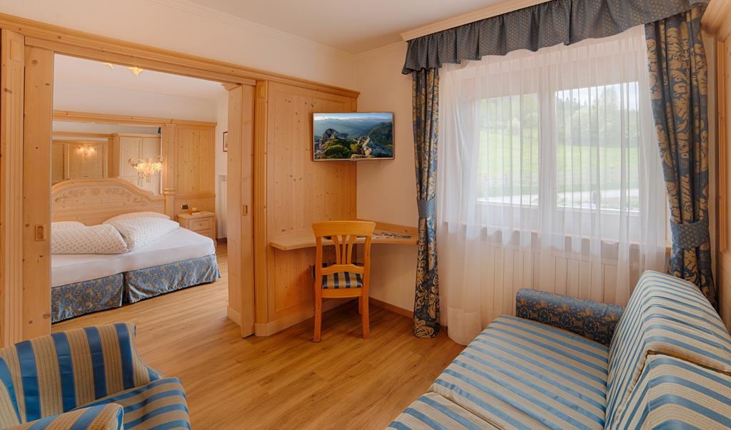 Family Room,402276609:JPEG