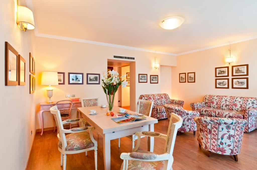 Three-Bedroom Apartment Lake View