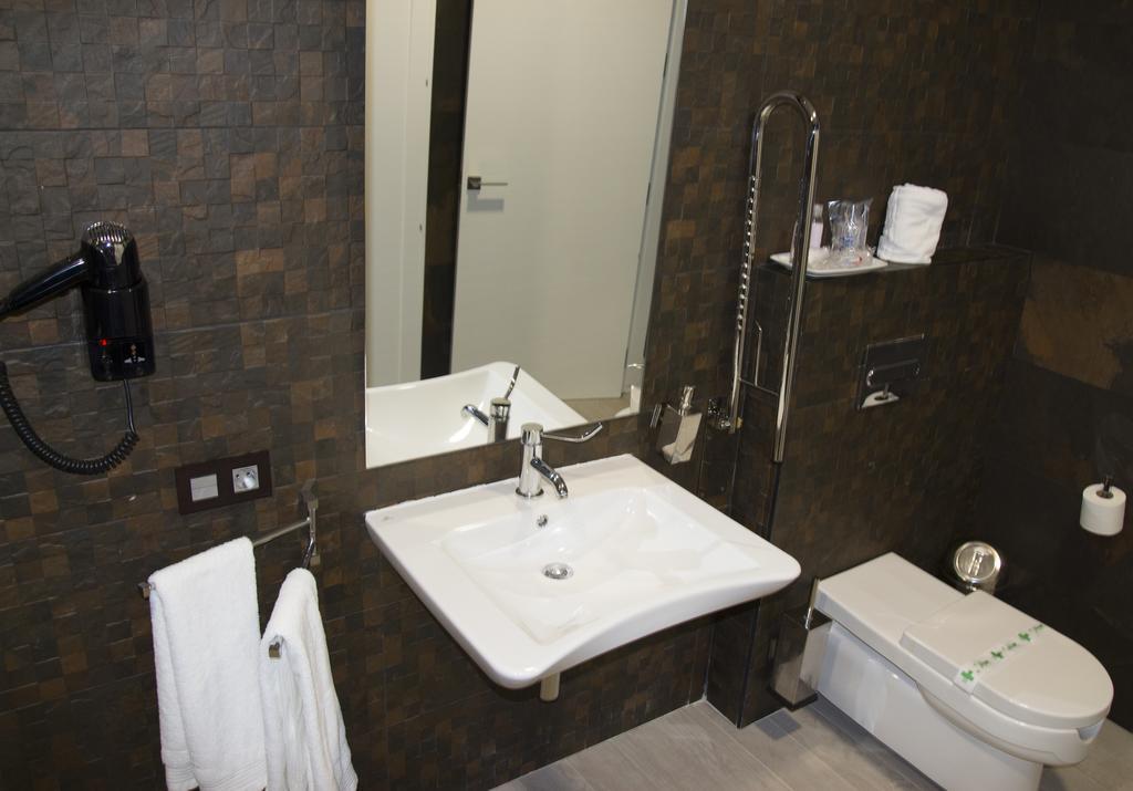King Room with Roll-In Shower - Disability Access,379569037:JPEG