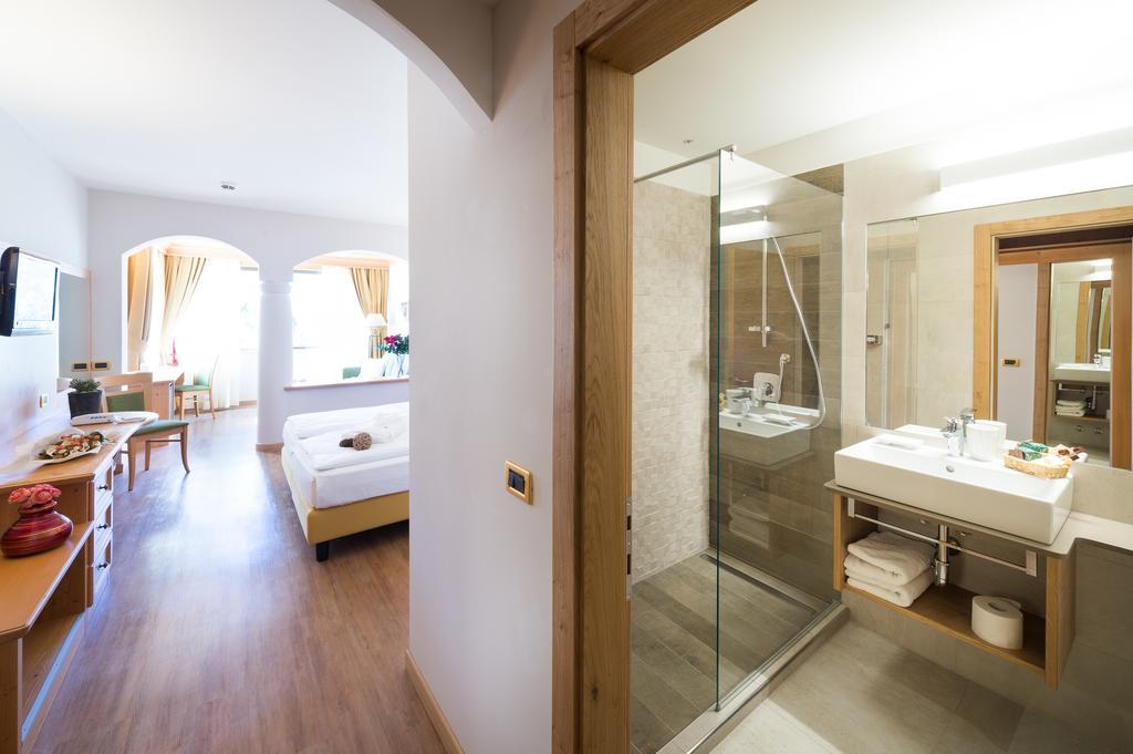 Family Room,403636014:JPEG