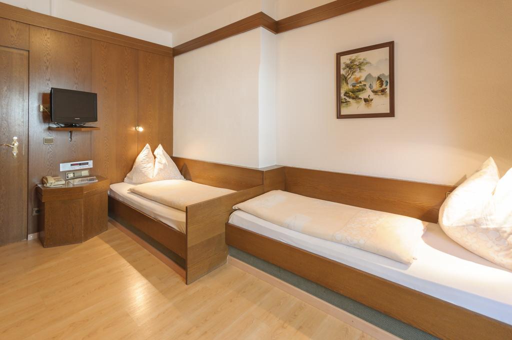 Single Room,443747688:JPEG