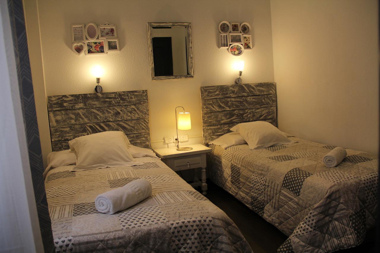 Interior twin room,642567225:JPEG