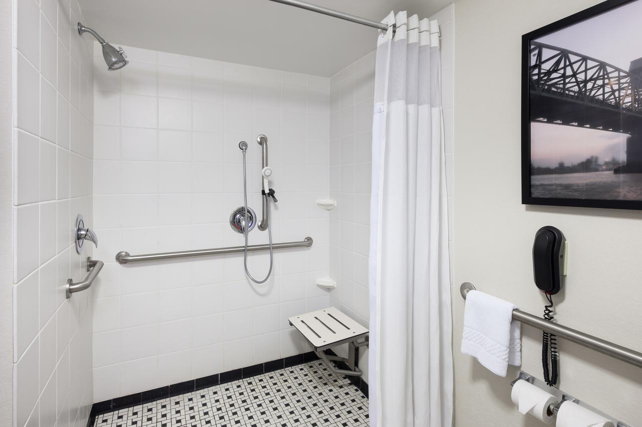 King Room with Roll-In Shower - Mobility Access/Hearing Accessible