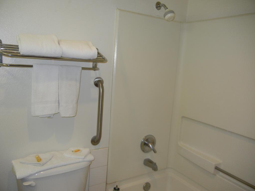 Queen Room with Two Queen Beds - Non-Smoking,681045636:JPEG