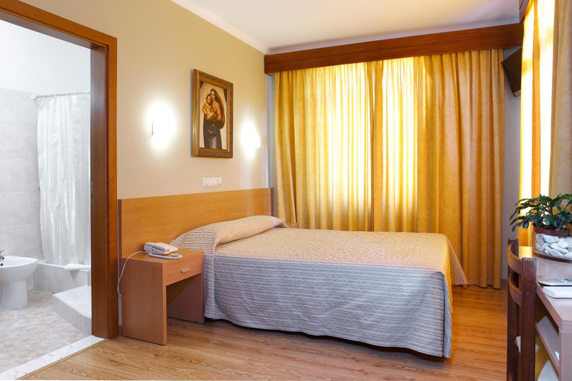 Single Room,690389766:JPEG
