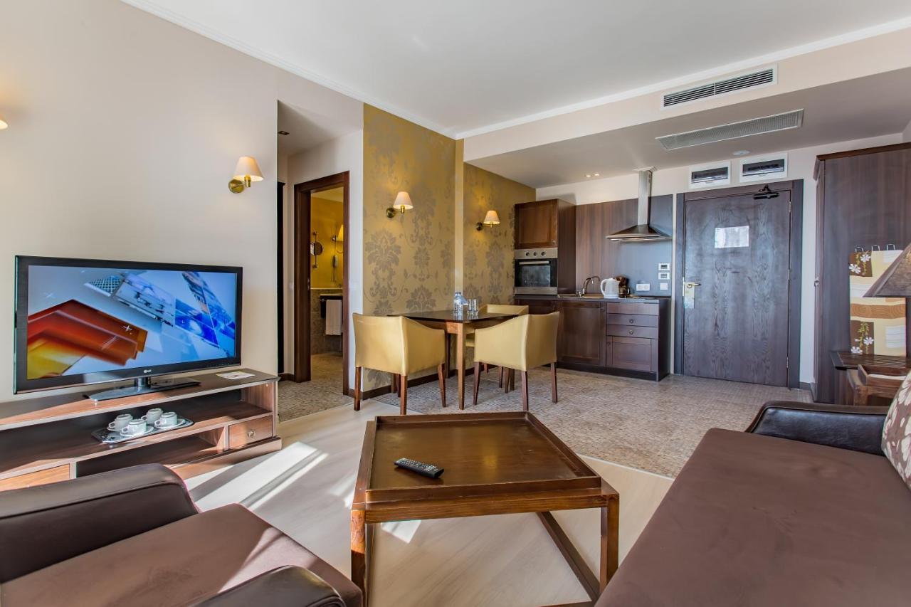 One-Bedroom Apartment Pool View (2 Adults + 2 Children)