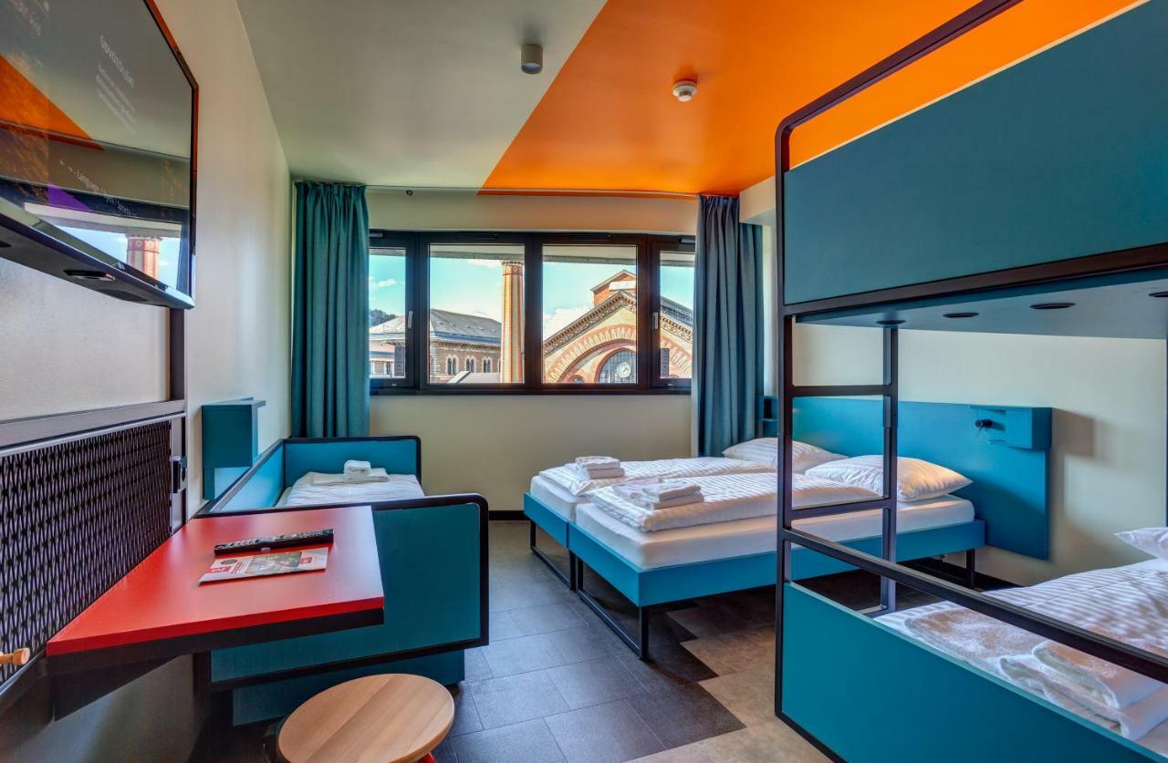 Quad Room,784159908:JPEG