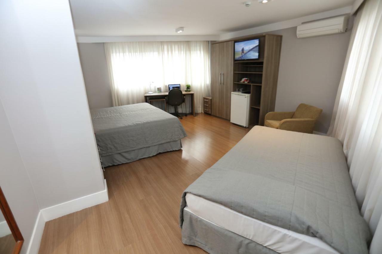 Quarto Triplo com 1 Cama de Casal e 1 Cama Individual